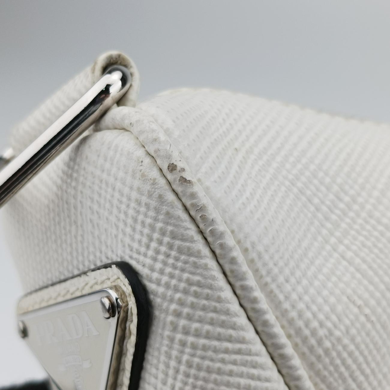 Triangle Logo Plate White SAFFIANO Leather 56 5
