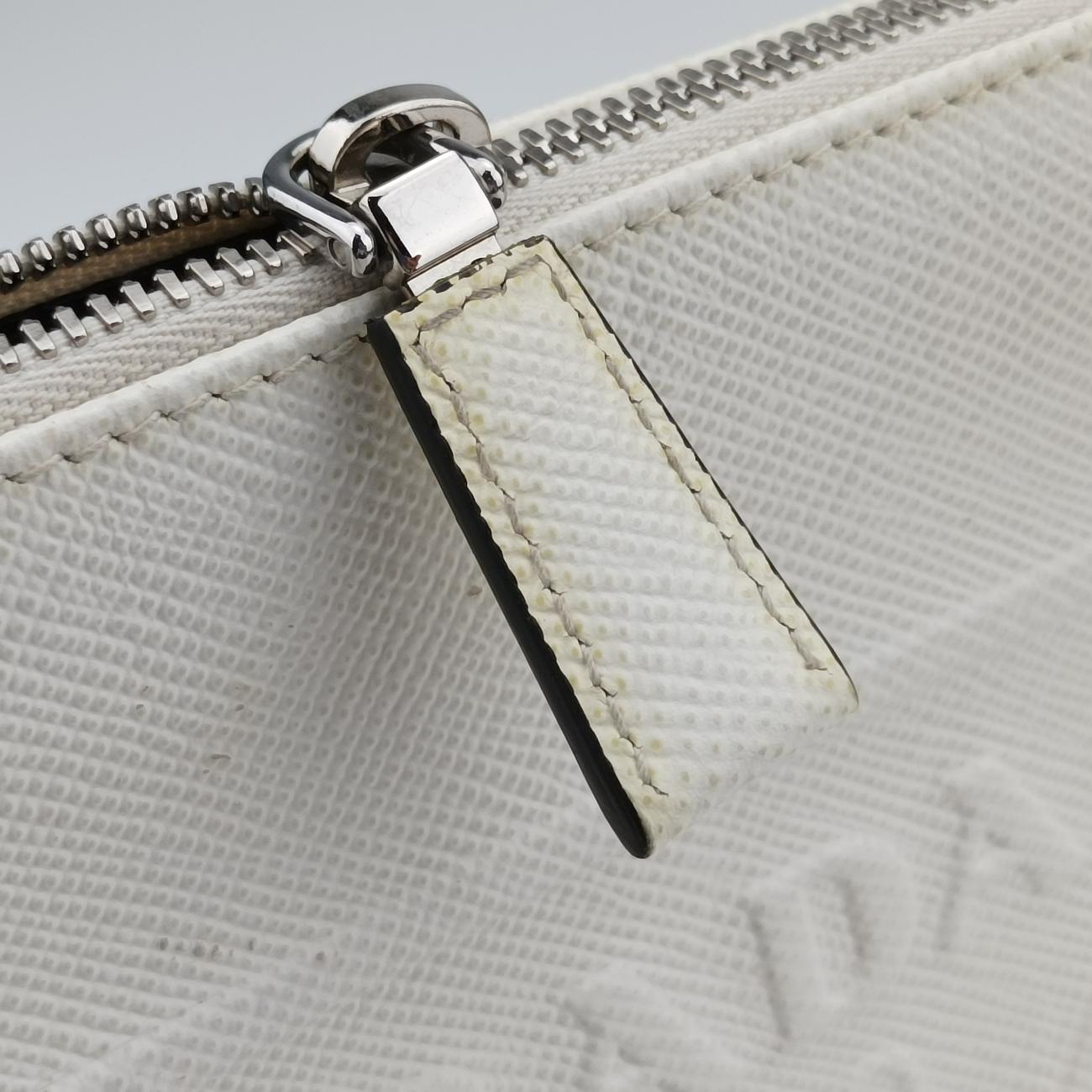Triangle Logo Plate White SAFFIANO Leather 56 5