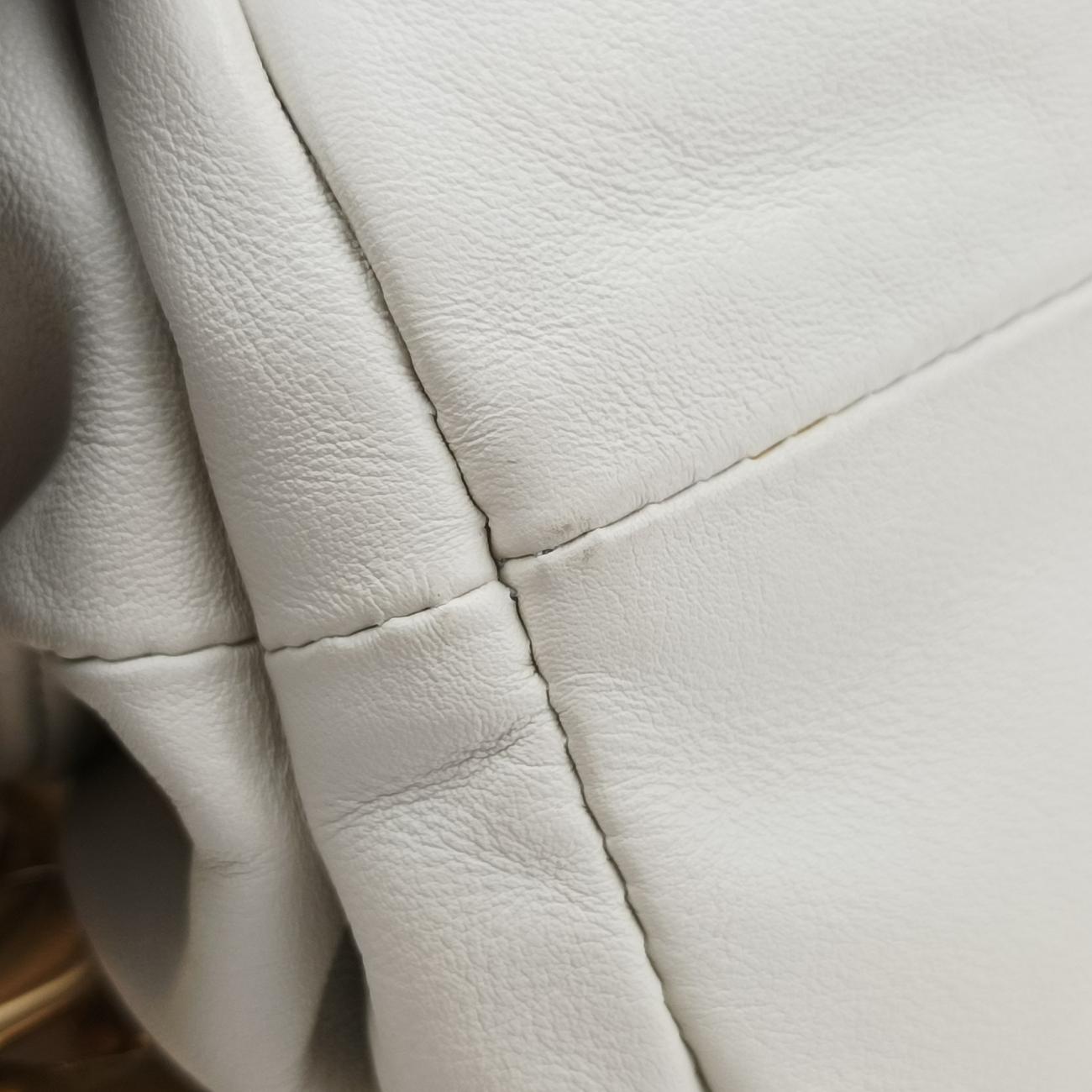 THE Chain Pouch White lambskin B08931202U