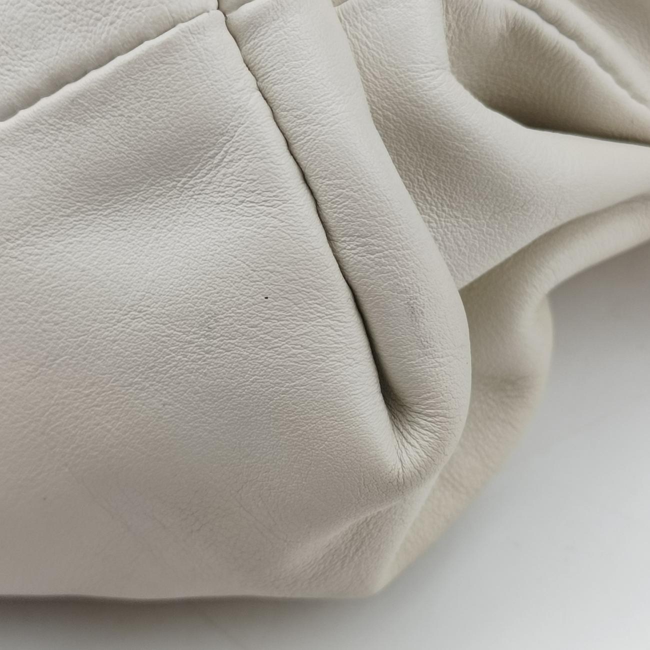 THE Chain Pouch White lambskin B08931202U