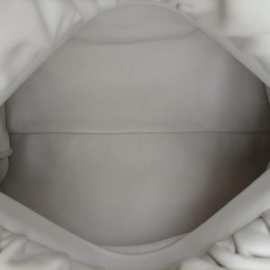 THE Chain Pouch White lambskin B08931202U