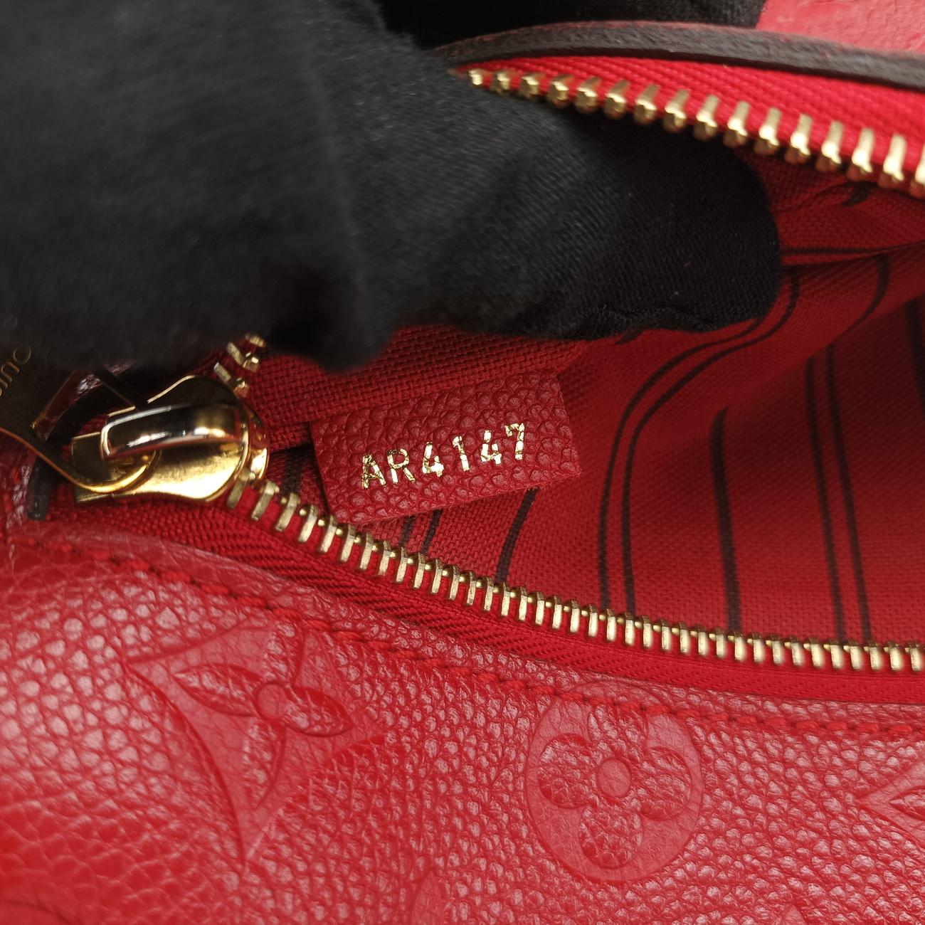 Pochette MéTIS MM Scarlet Red Monogram Empreinte AR4147 ICチップ