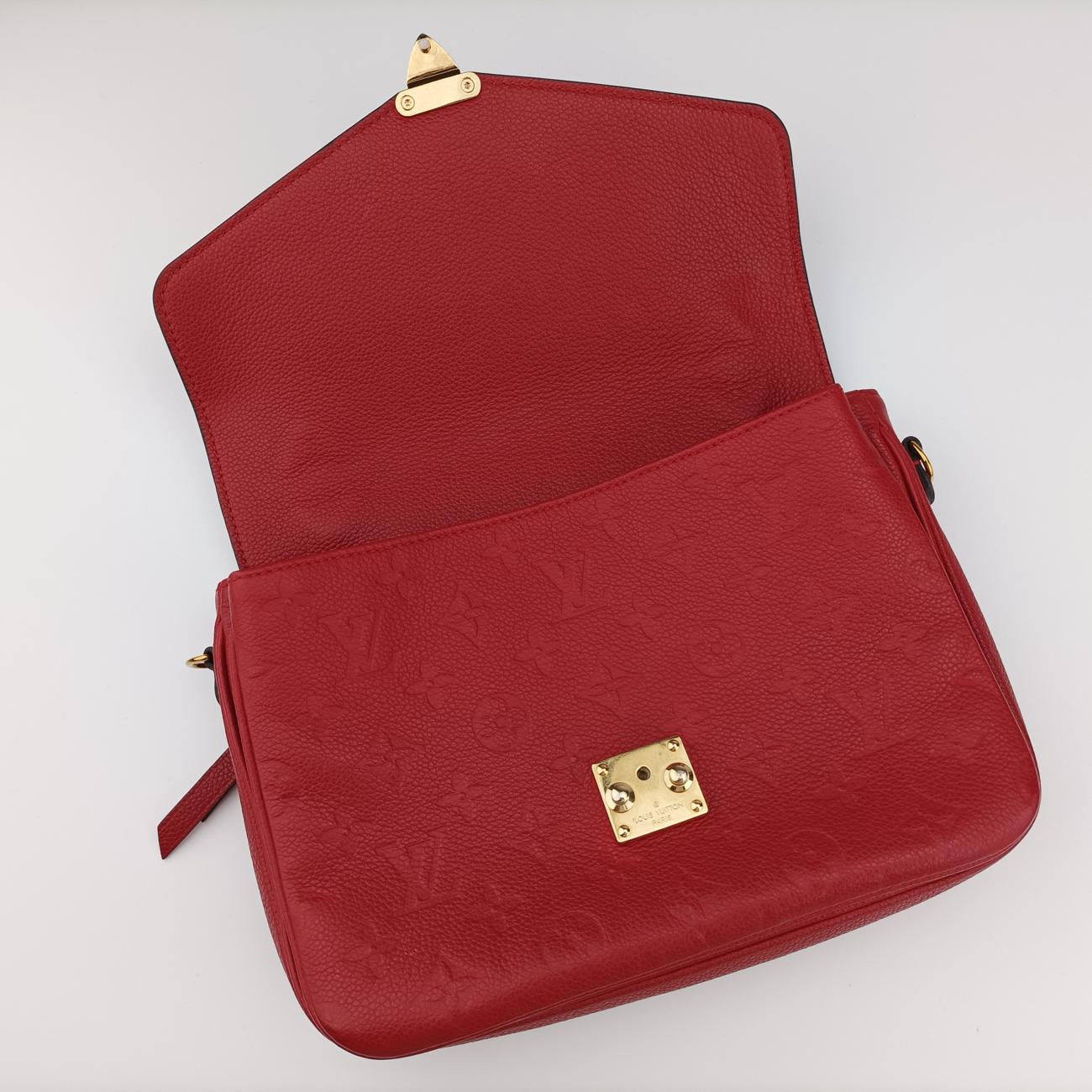 Pochette MéTIS MM Scarlet Red Monogram Empreinte AR4147 ICチップ