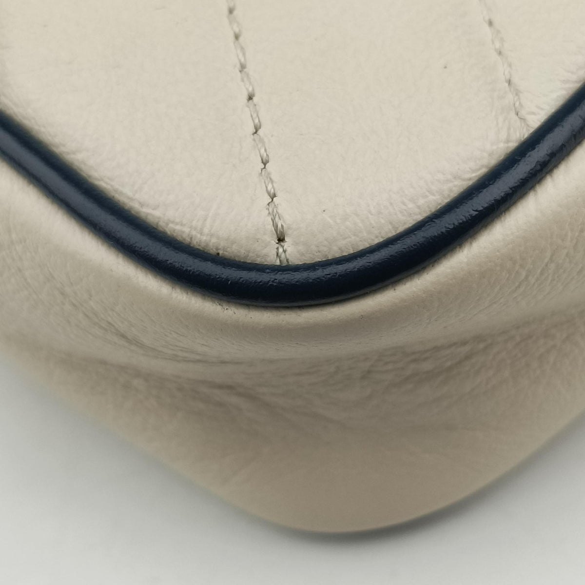 Secondhand Gucci GG Marmont White×navy Leather 574969 shoulderbag | stylenewstar