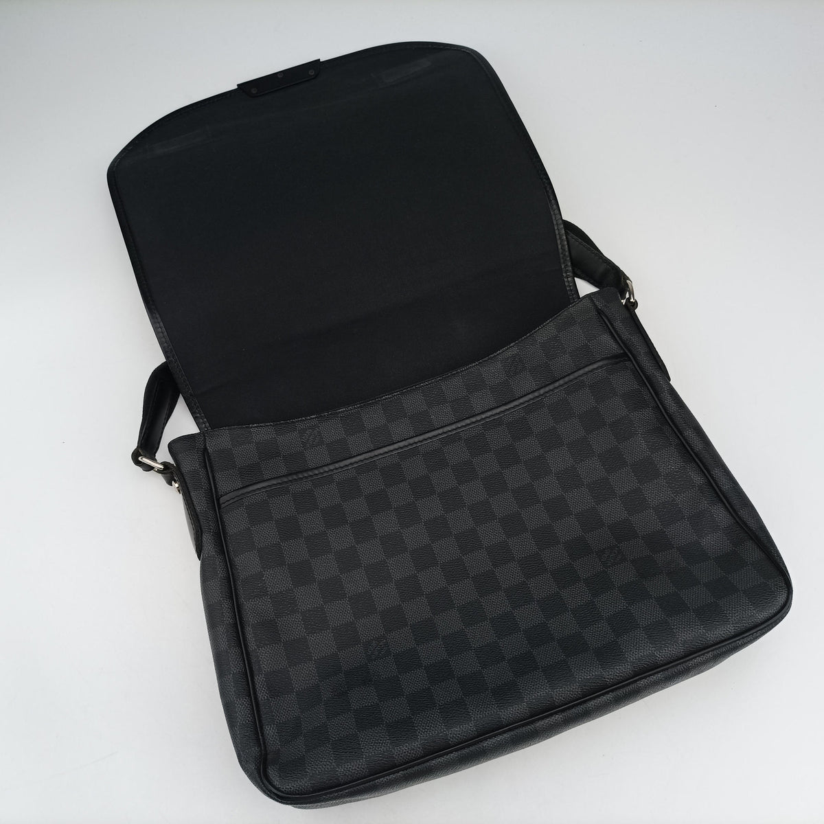 Pre-owned Louis Vuitton DANIEL MM Noir Damier GRAPHITE N58029 shoulderbag | stylenewstar