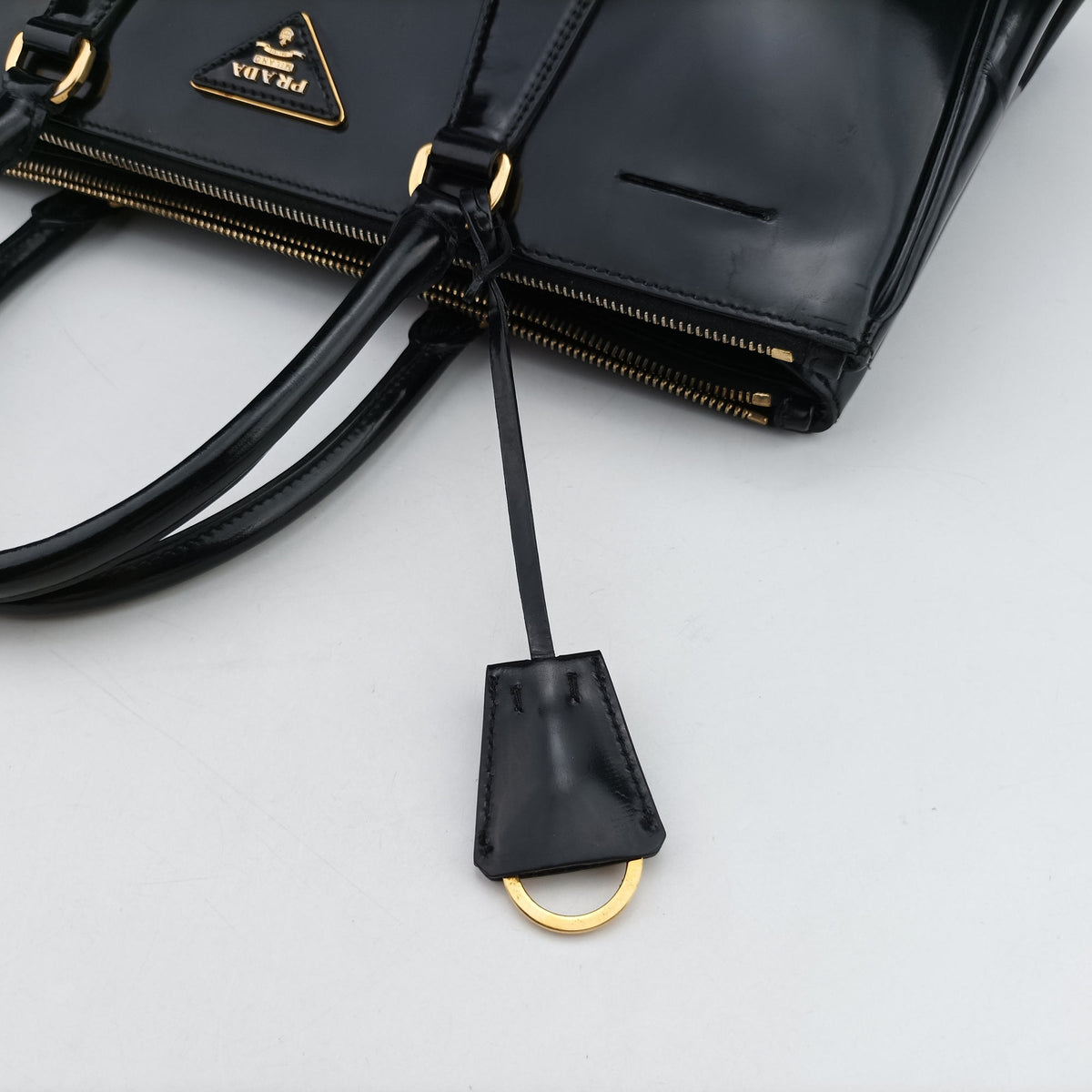 Pre-owned Prada Galleria Black patent 1BA274 handbag | stylenewstar