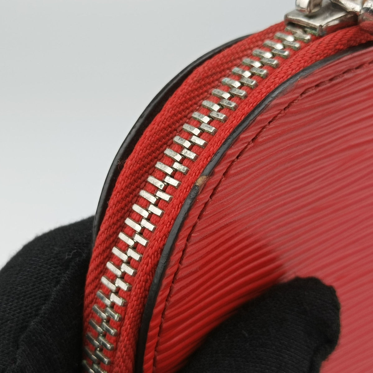 Pre-owned Louis Vuitton Pochette Jour GM Supreme Collaboration ROUGE×white epi M67722 clutchbag | stylenewstar