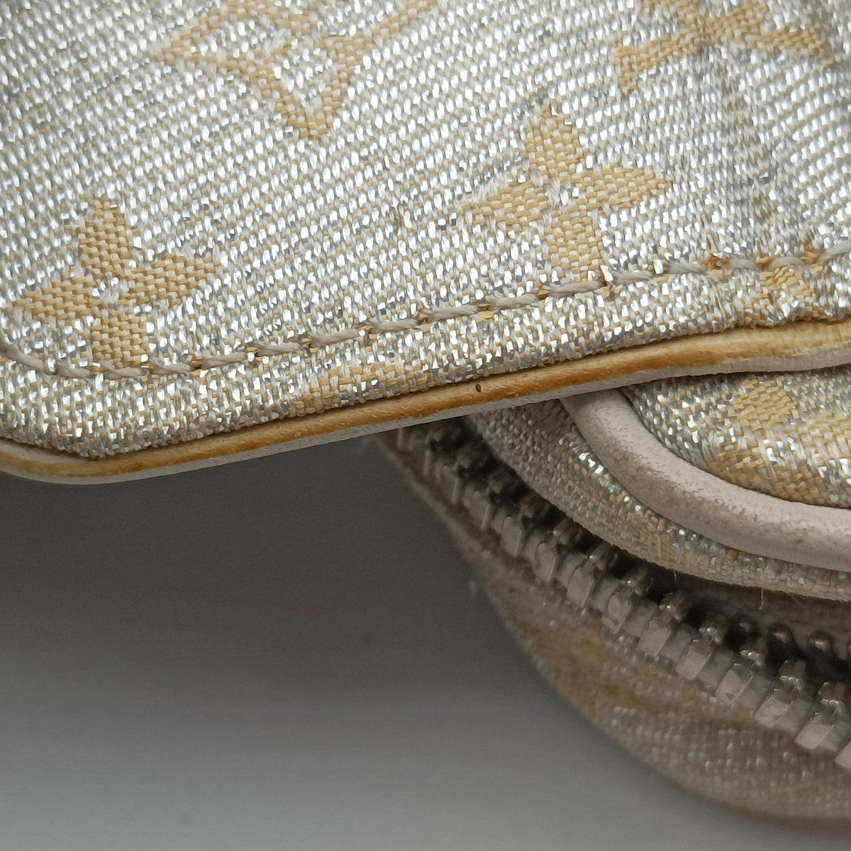 Pre-owned Louis Vuitton Shine McKenna Silver Monogram Shine M92362 shoulderbag | stylenewstar