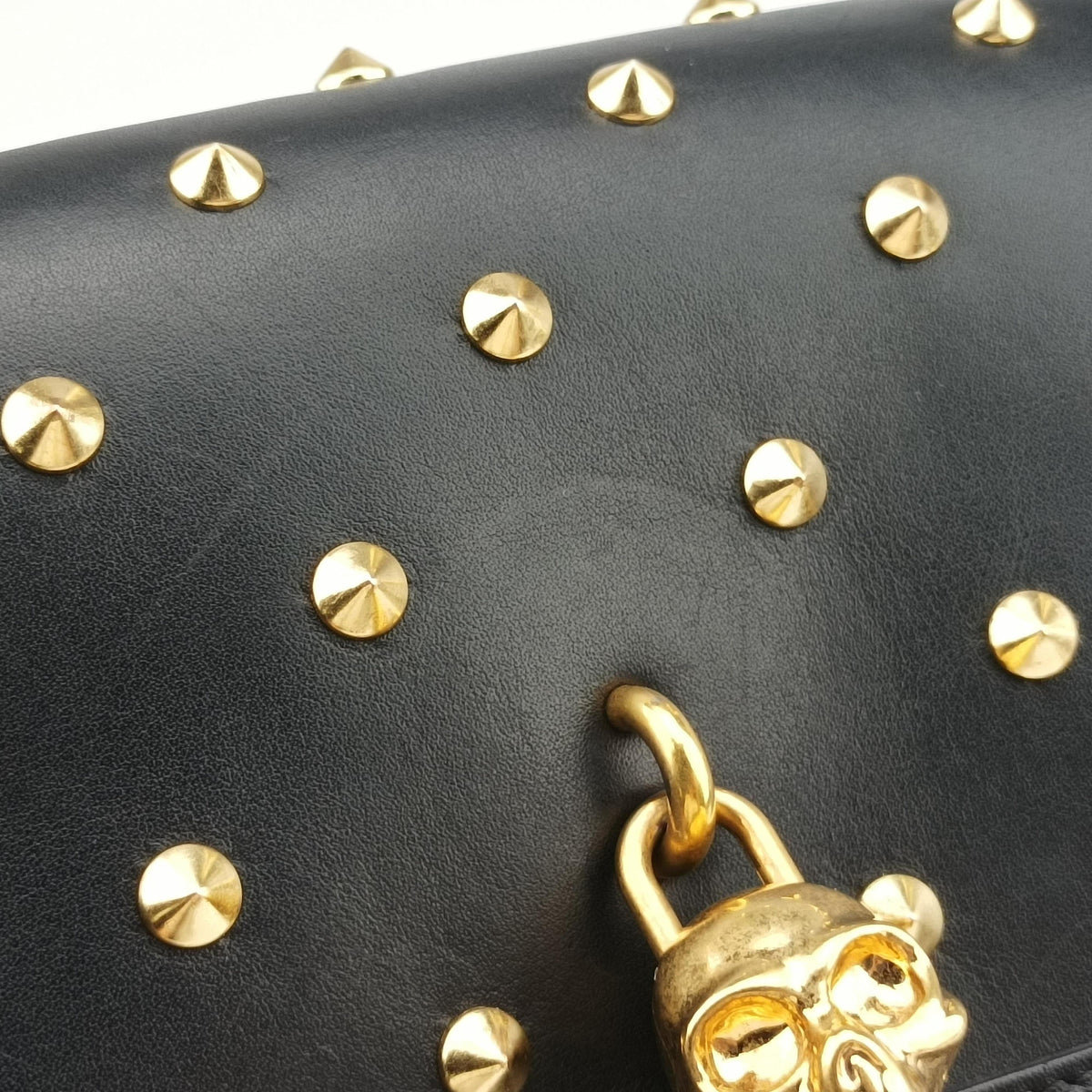 Pre-owned Alexander McQueen Studded Skull Padlock Black Leather  shoulderbag | stylenewstar