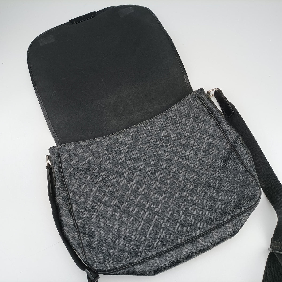 Secondhand Louis Vuitton DANIEL GM Noir Damier Graphite N58033 shoulderbag | stylenewstar