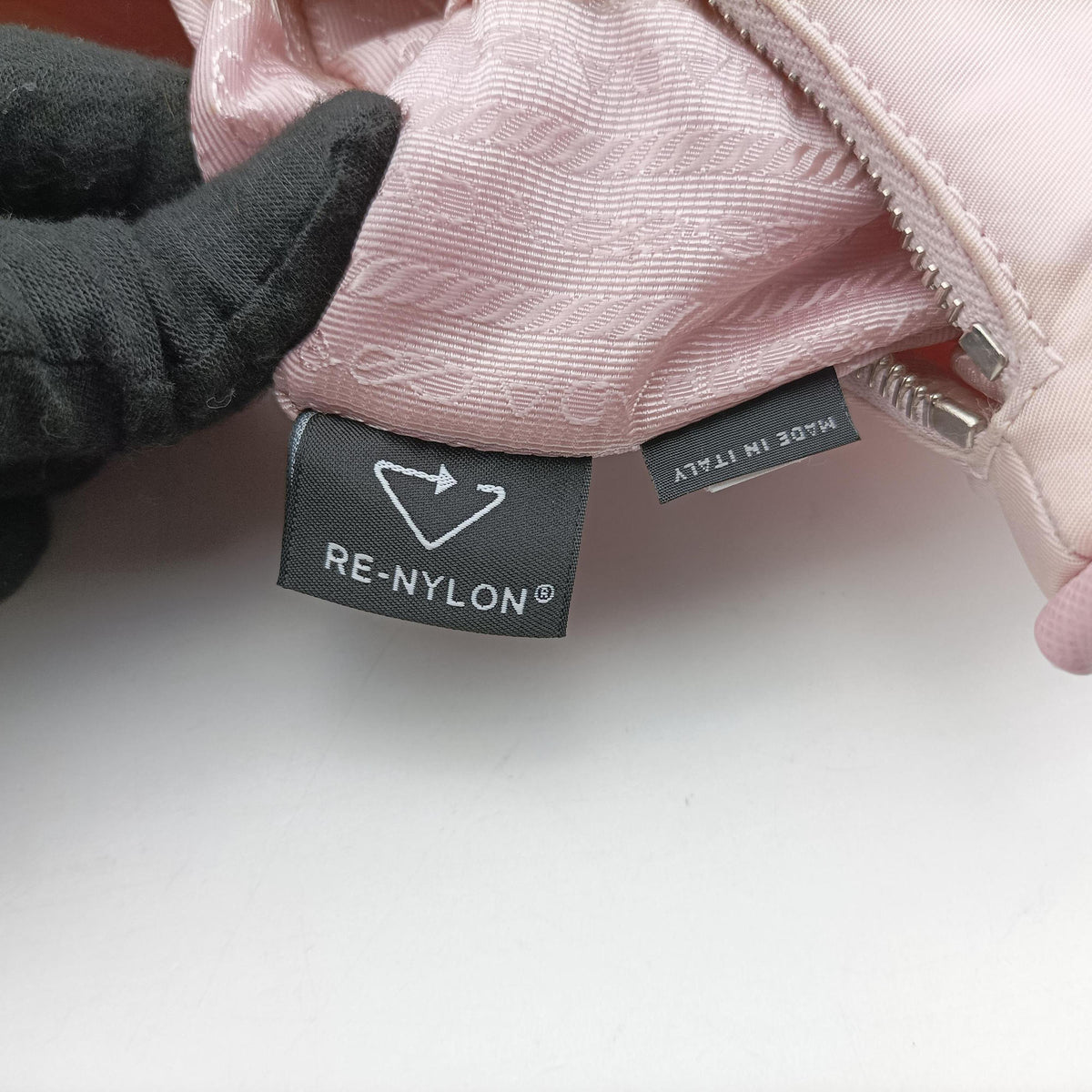 Pre-owned Prada Re-Edition 2005 Re-Nylon Pink nylon 1BH204 shoulderbag | stylenewstar