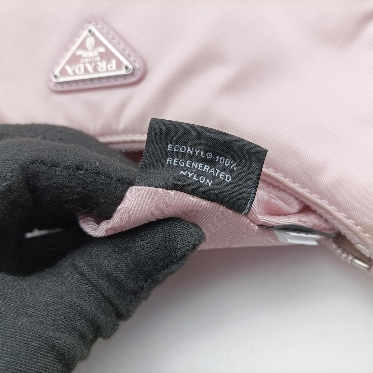 Pre-owned Prada Re-Edition 2005 Re-Nylon Pink nylon 1BH204 shoulderbag | stylenewstar