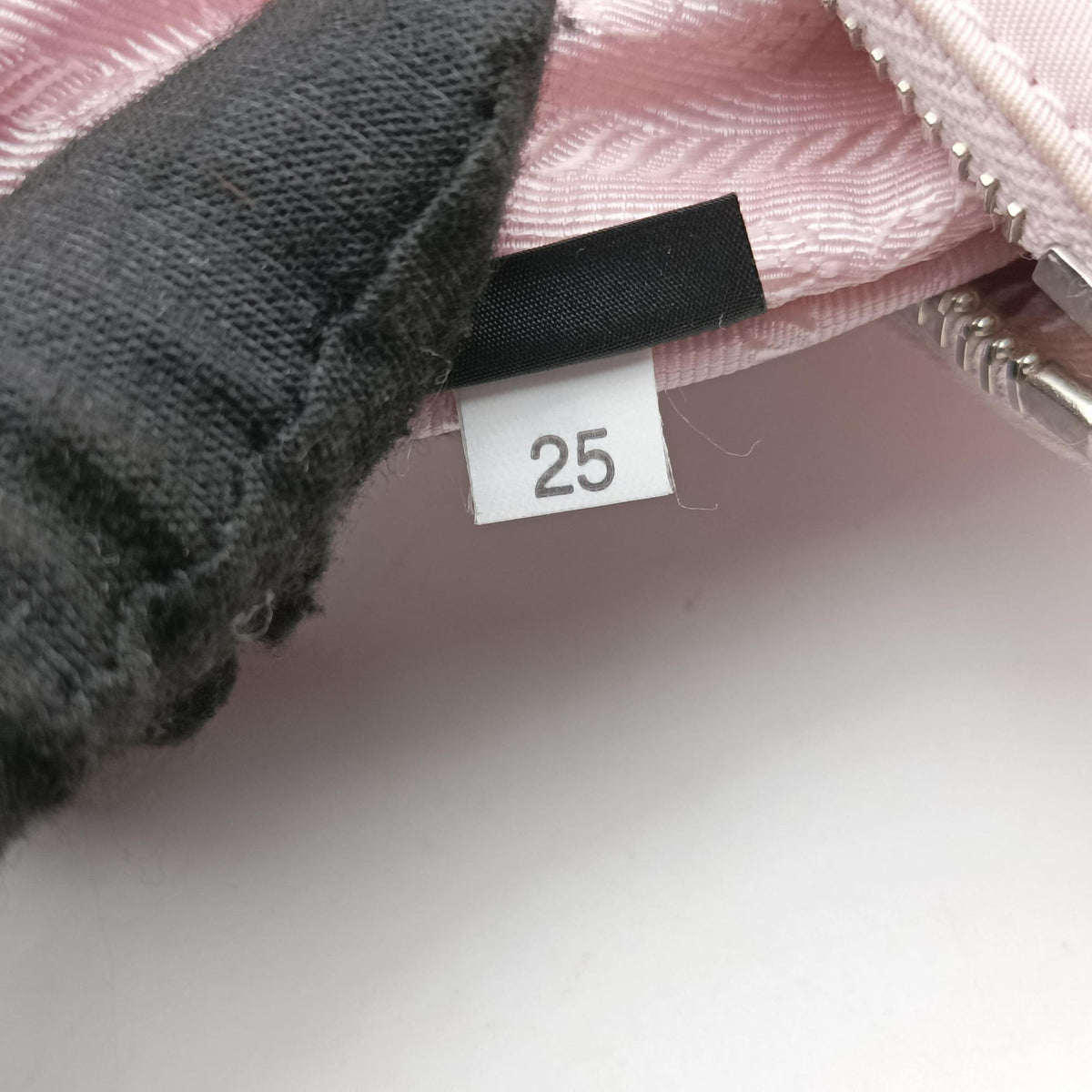 Pre-owned Prada Re-Edition 2005 Re-Nylon Pink nylon 1BH204 shoulderbag | stylenewstar