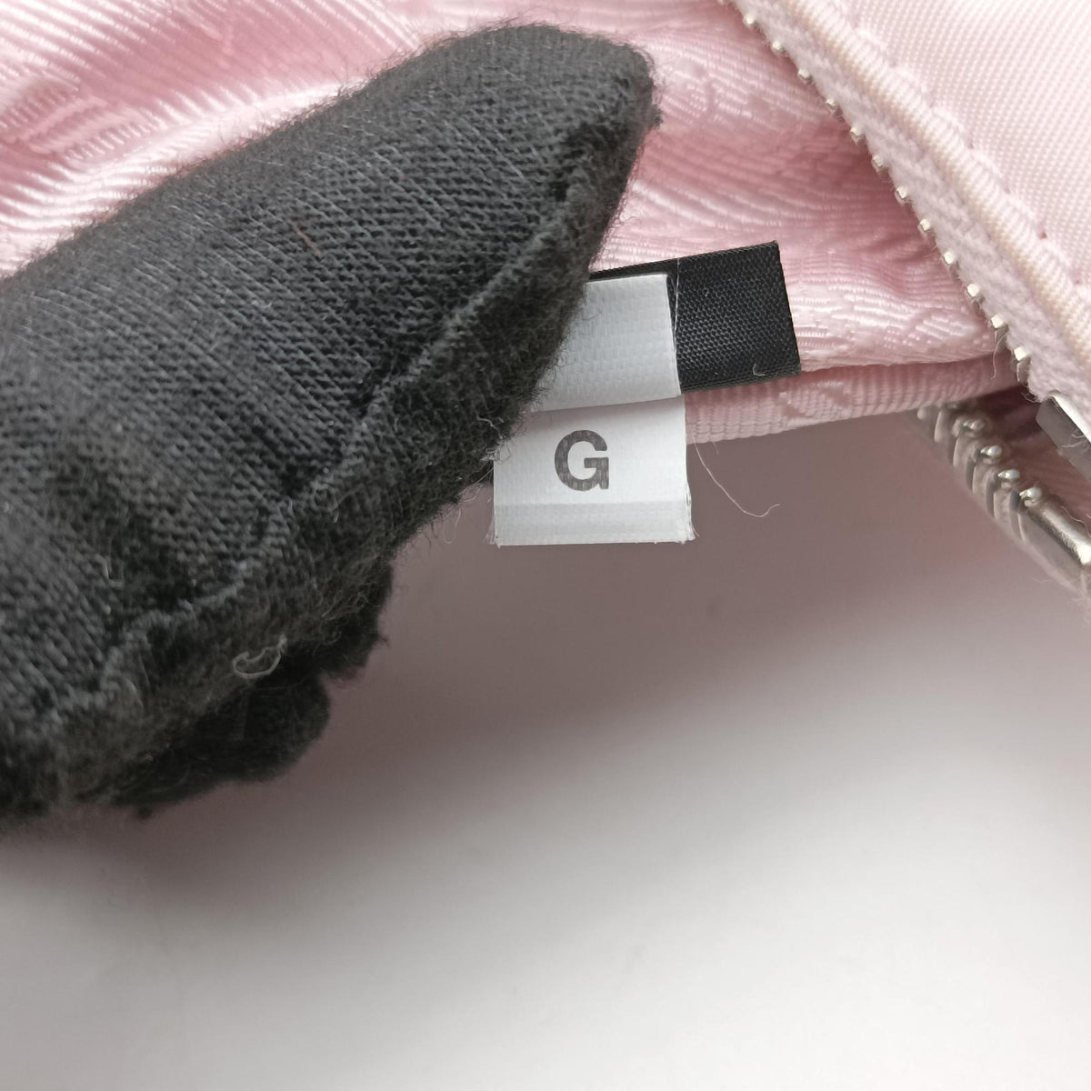 Pre-owned Prada Re-Edition 2005 Re-Nylon Pink nylon 1BH204 shoulderbag | stylenewstar