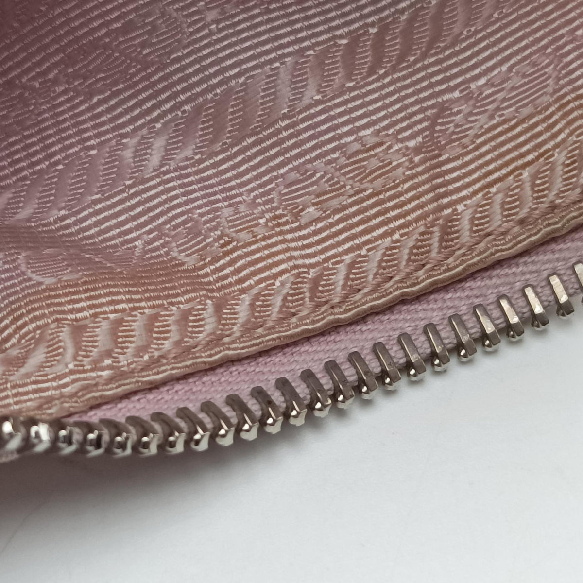 Pre-owned Prada Re-Edition 2005 Re-Nylon Pink nylon 1BH204 shoulderbag | stylenewstar