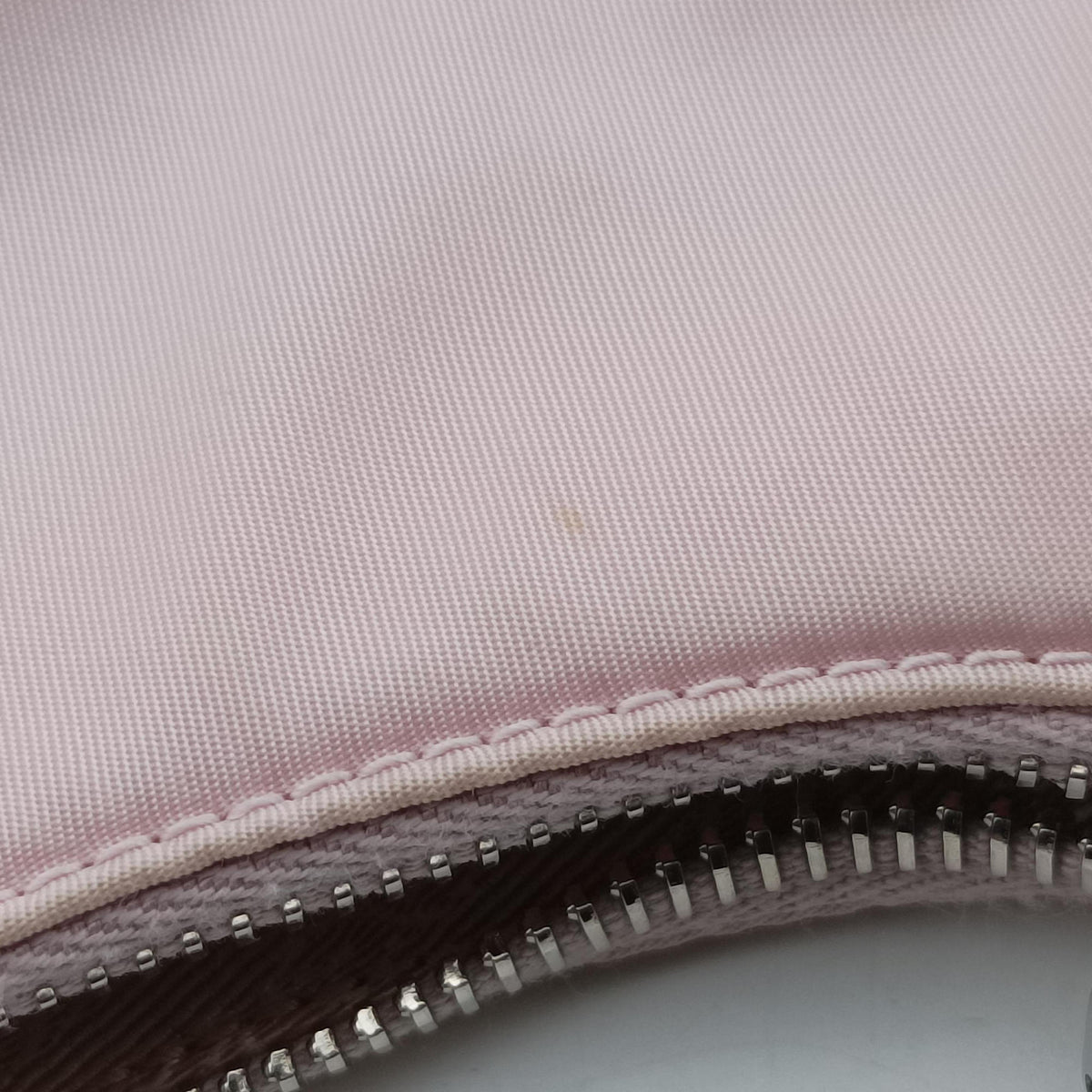 Pre-owned Prada Re-Edition 2005 Re-Nylon Pink nylon 1BH204 shoulderbag | stylenewstar