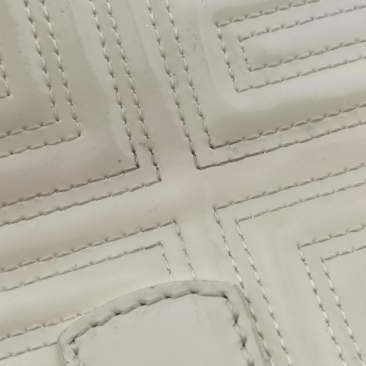 Pre-owned VERSACE Snap Out Of It White Patent  handbag | stylenewstar