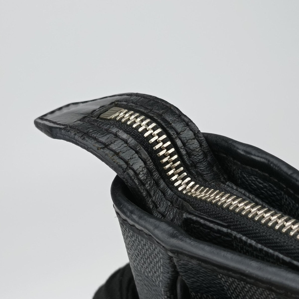 Pre-owned Louis Vuitton Tadao Noir Damier Graphite N51192 shoulderbag | stylenewstar