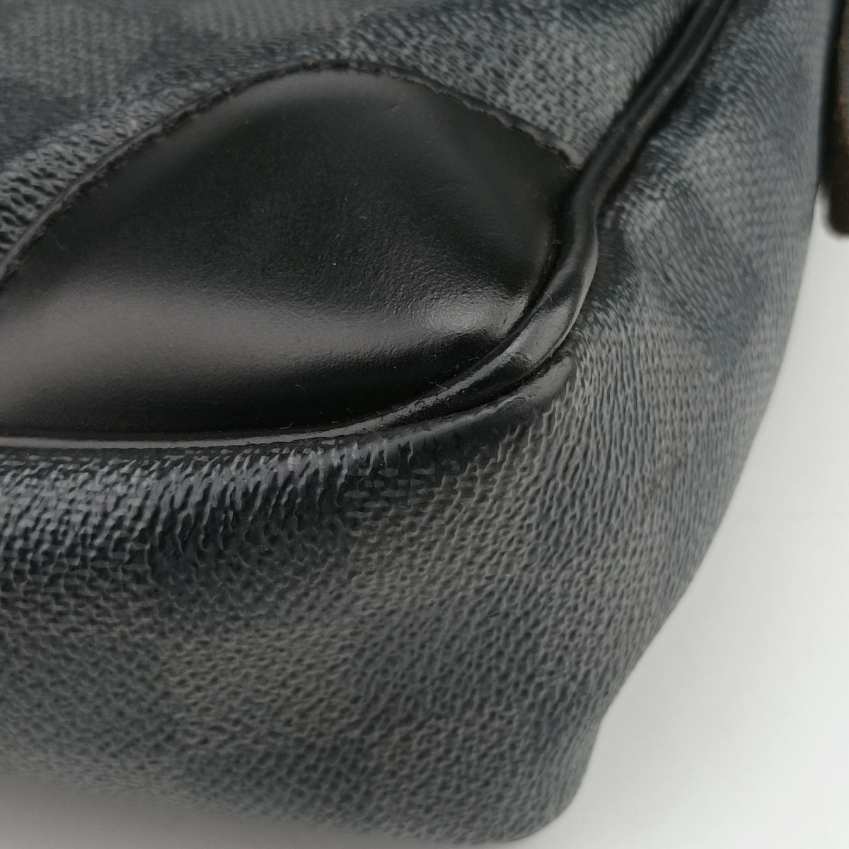 Secondhand Louis Vuitton Porte Documents Voyage Noir Damier Graphite N41125 handbag | stylenewstar