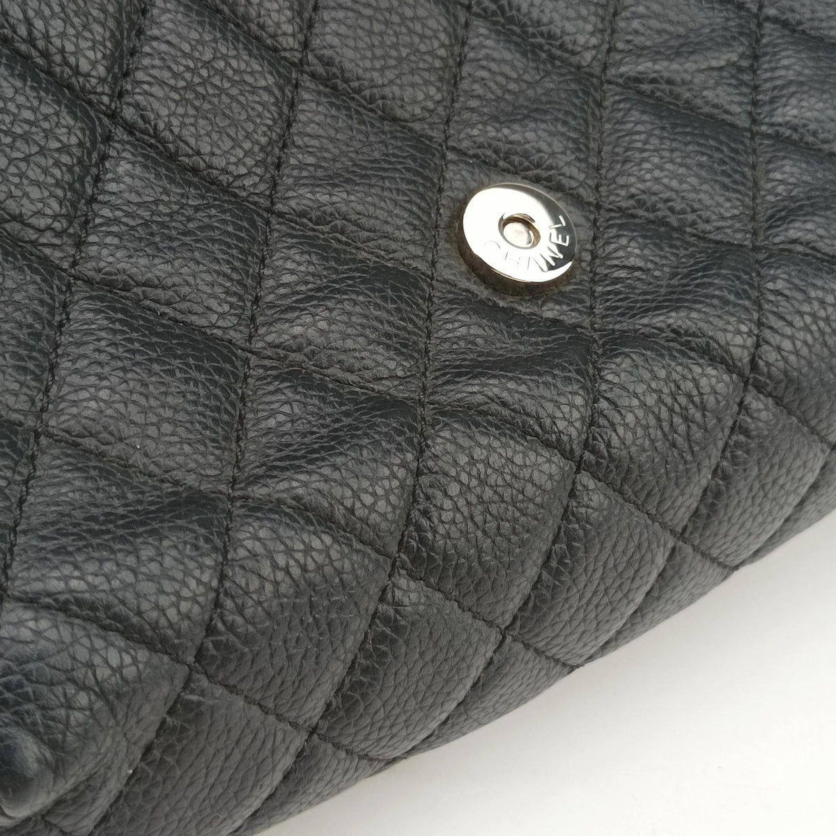 Pre-owned Chanel Matelasse 2.55 Black pebbled U48753 bum bag/waist bag | stylenewstar