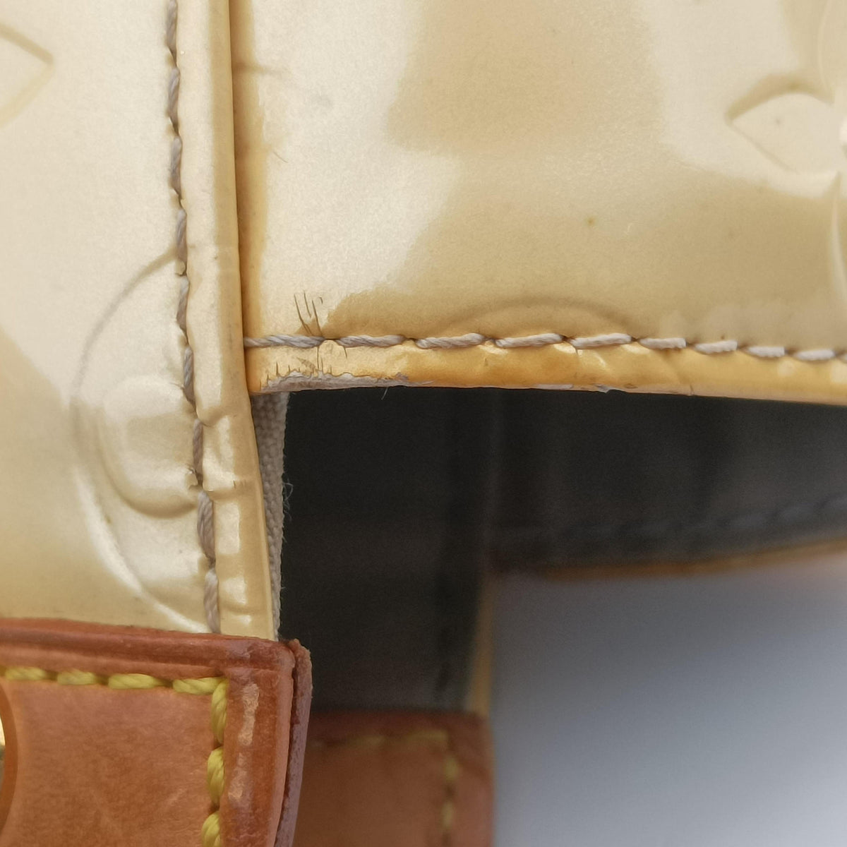 Pre-owned Louis Vuitton ROXBURY Drive Perle Vernis M91374 shoulderbag | stylenewstar
