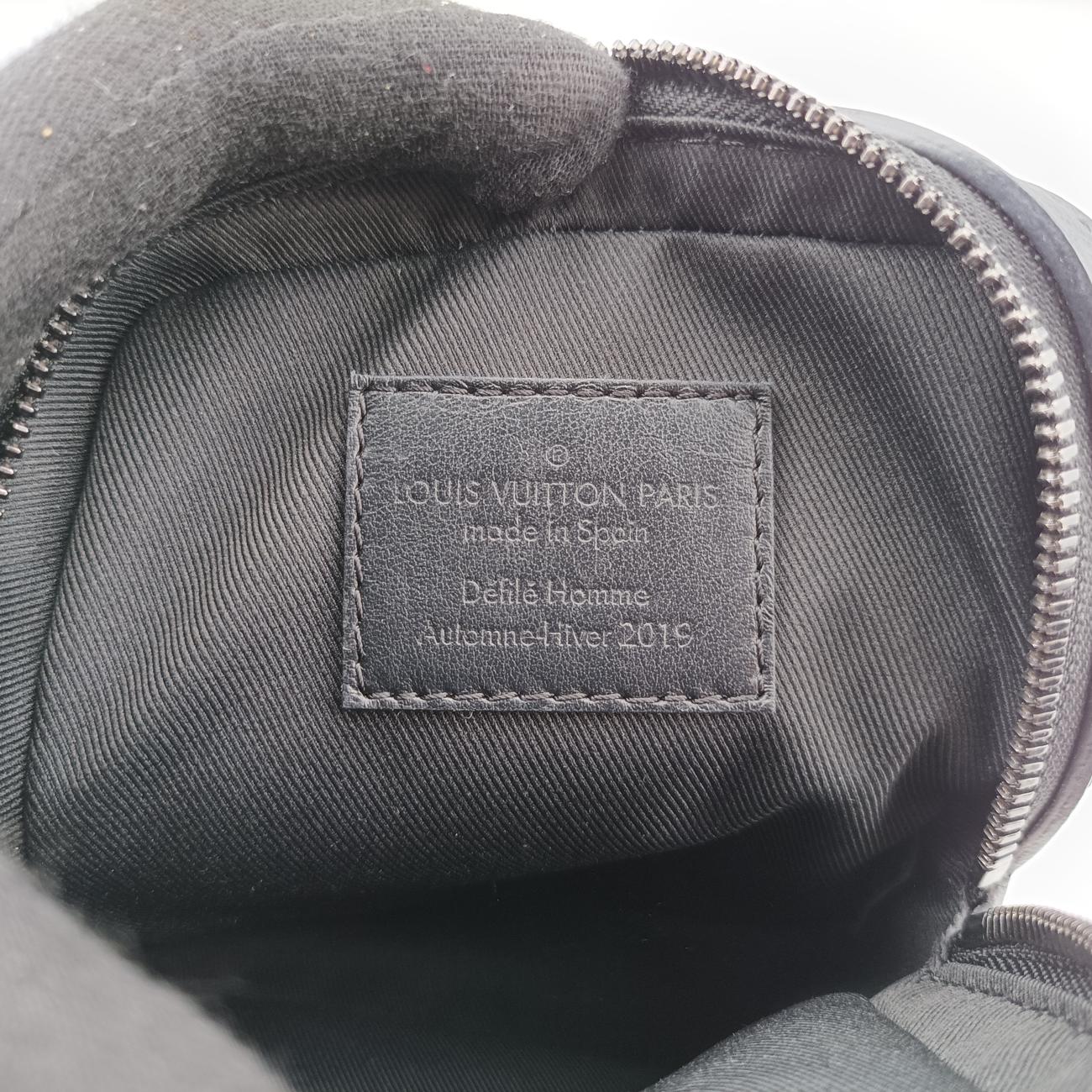 Vintage Louis Vuitton Danube Messenger black×RAINBOW Taiga M30332 shoulderbag | stylenewstar