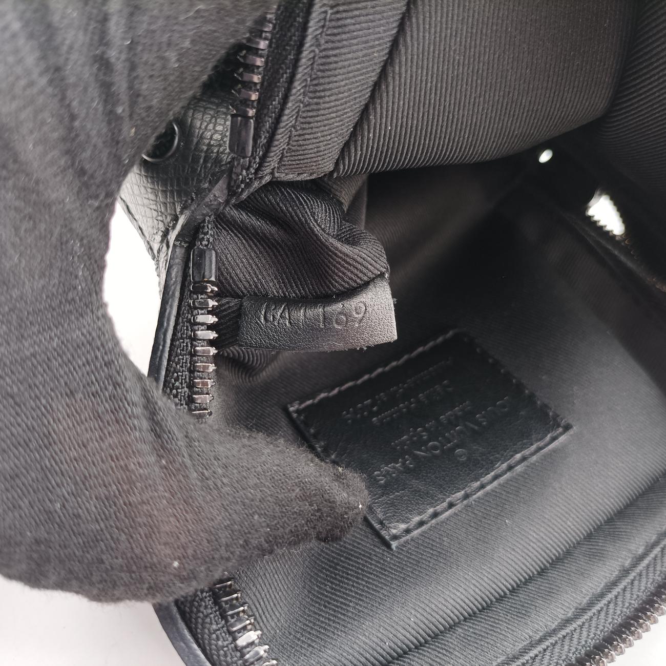 Vintage Louis Vuitton Danube Messenger black×RAINBOW Taiga M30332 shoulderbag | stylenewstar