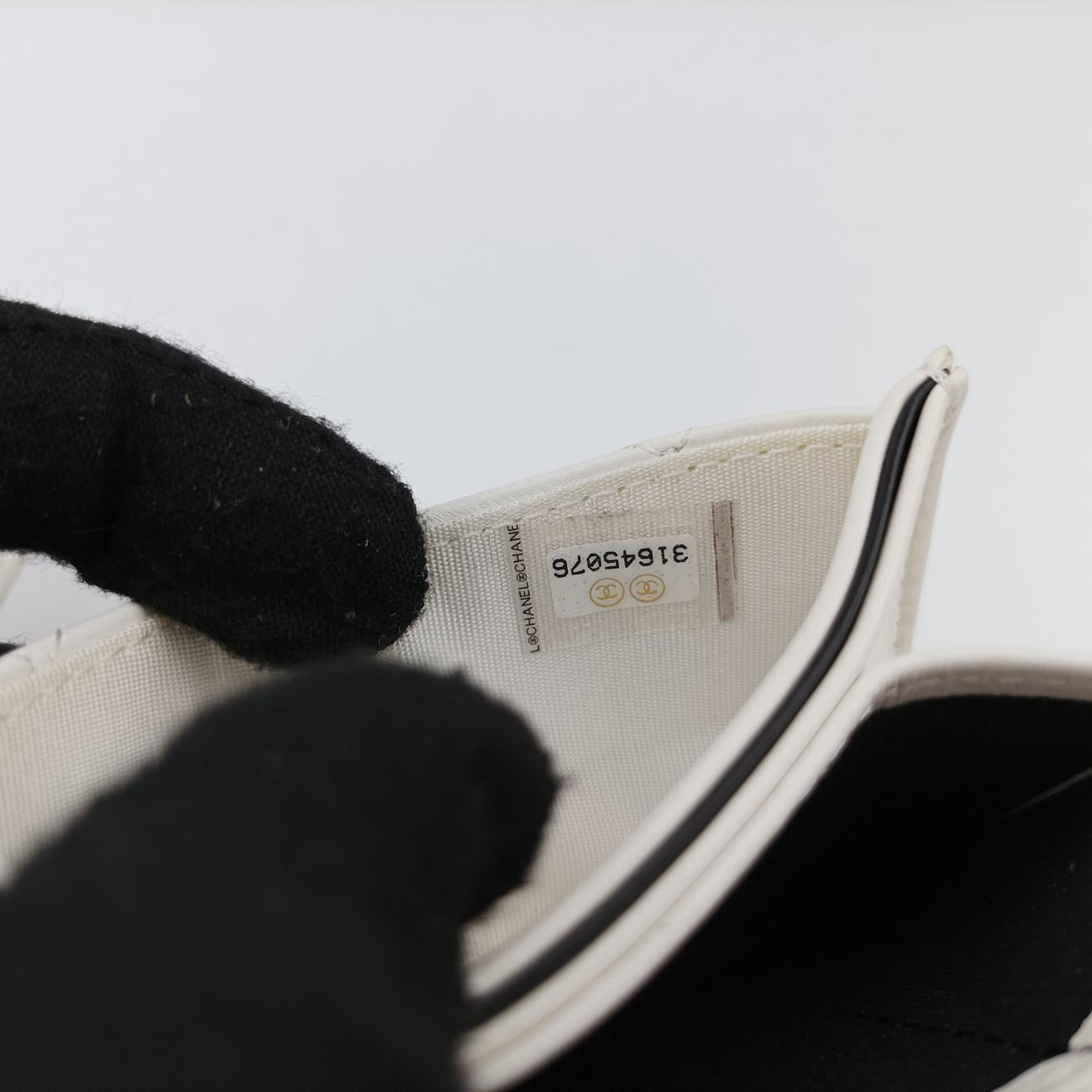 Pre-owned Chanel CHANEL 19 Flap Coin Purse White lambskin AP2409 shoulderbag | stylenewstar