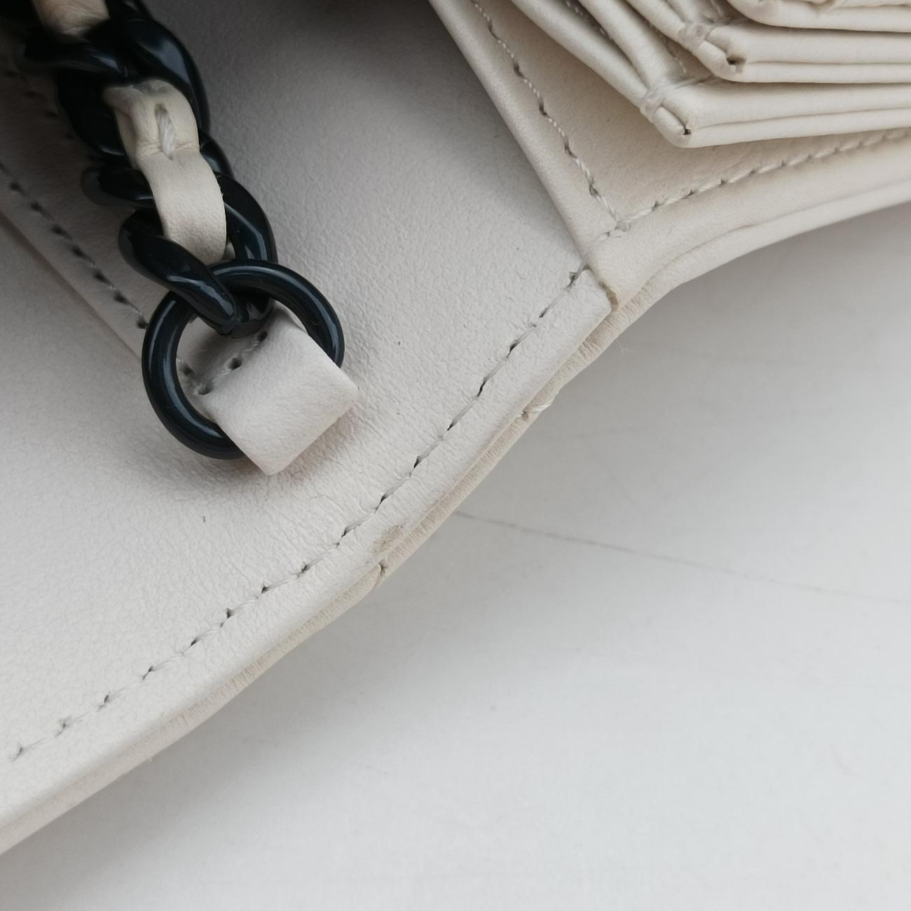 Pre-owned Chanel CHANEL 19 Flap Coin Purse White lambskin AP2409 shoulderbag | stylenewstar