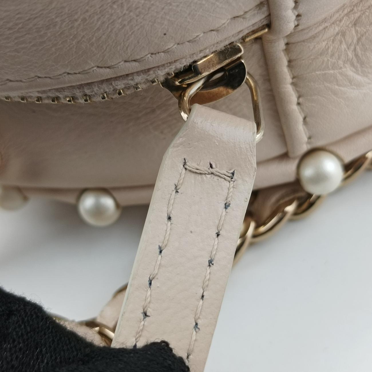 Pre-owned Chanel Matelasse Round Beige caviar skin AP1050 shoulderbag | stylenewstar