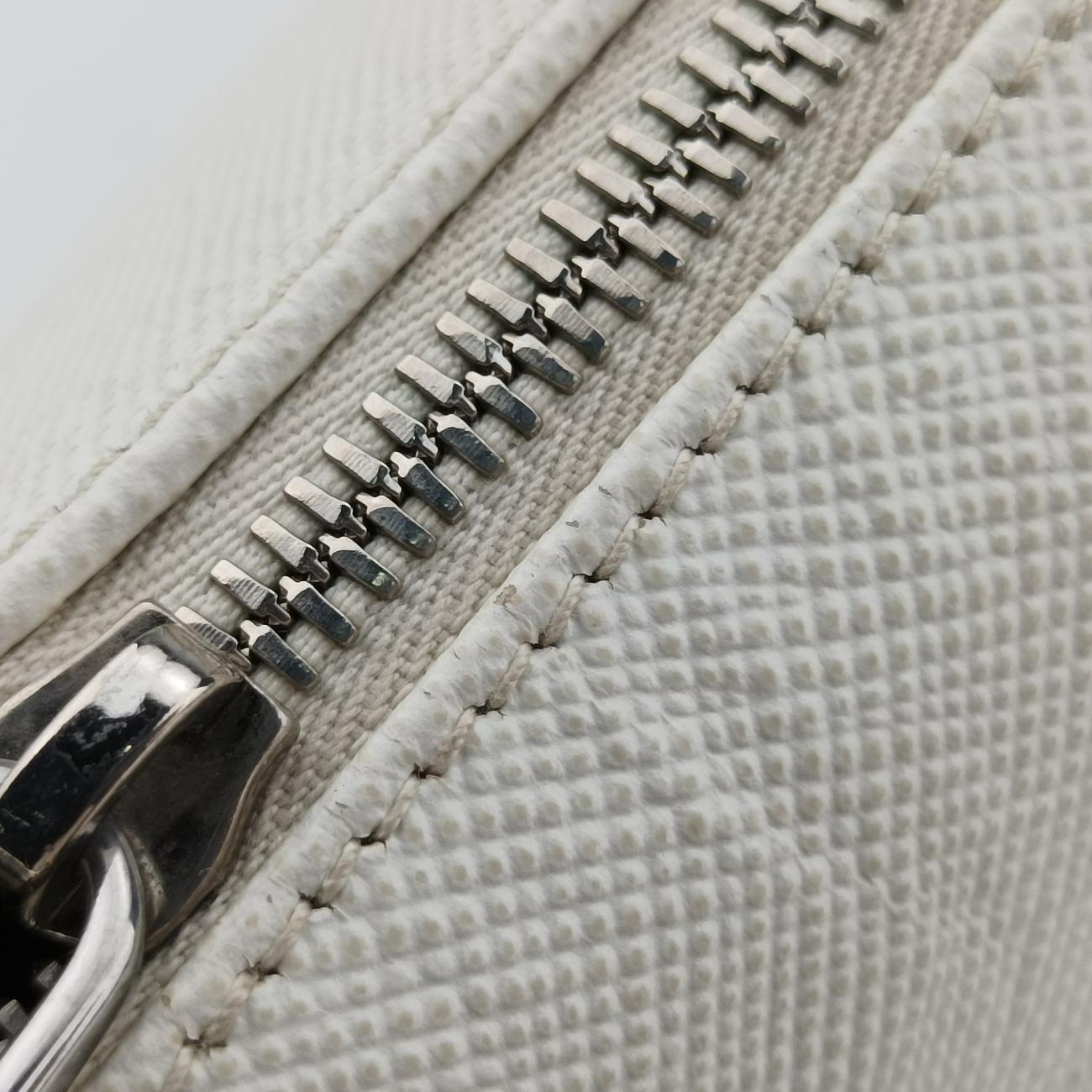 Vintage Prada Triangle Logo Plate White SAFFIANO Leather  shoulderbag | stylenewstar