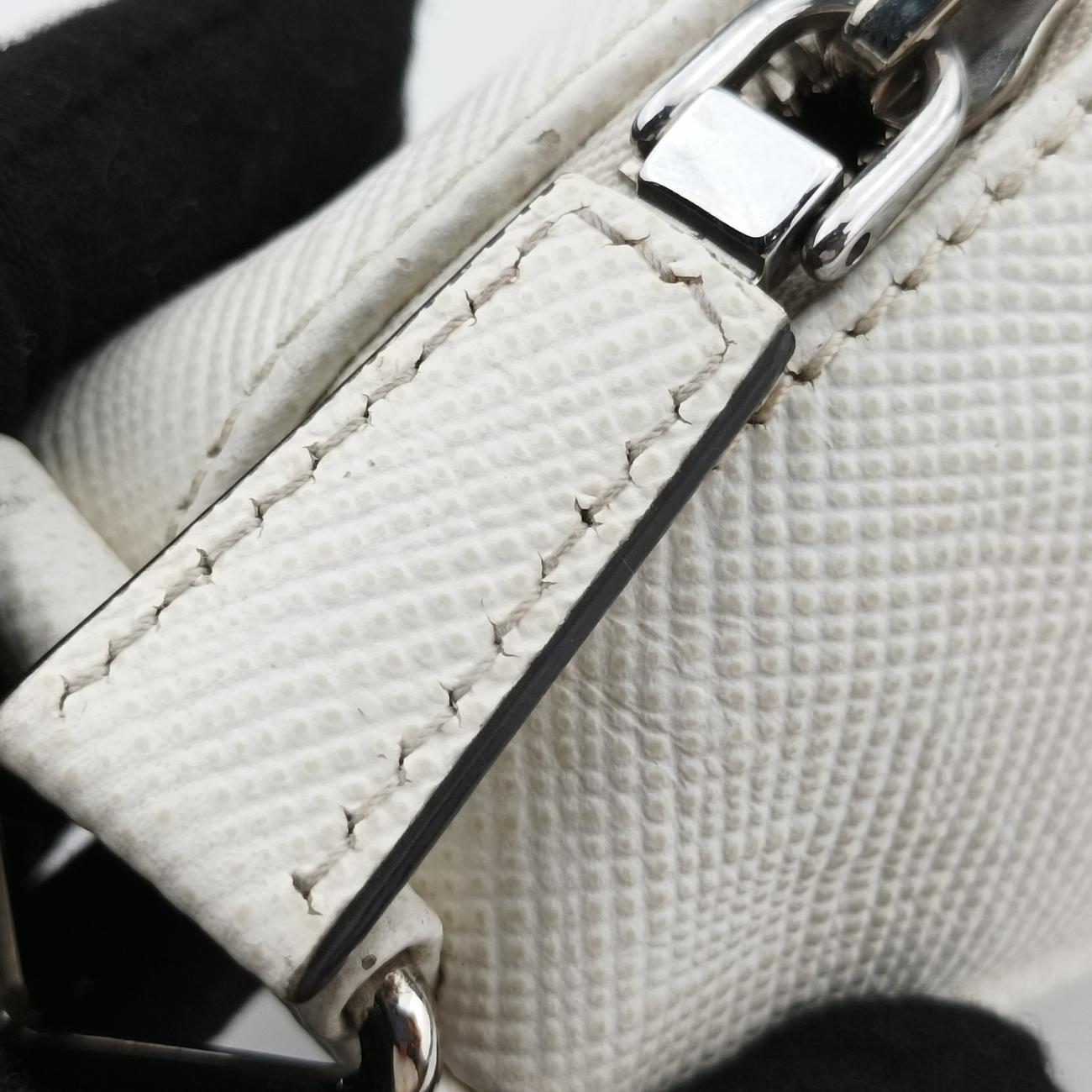 Vintage Prada Triangle Logo Plate White SAFFIANO Leather  shoulderbag | stylenewstar