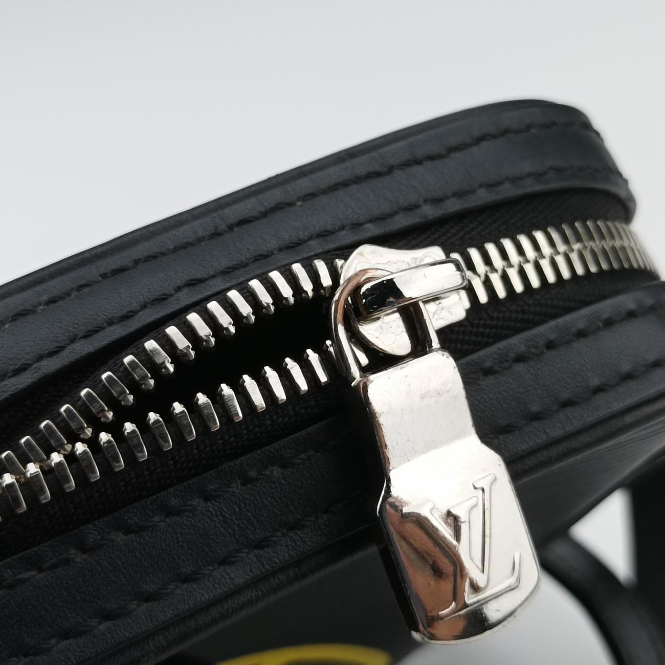 Secondhand Louis Vuitton DANUBE Black epi M55120 shoulderbag | stylenewstar