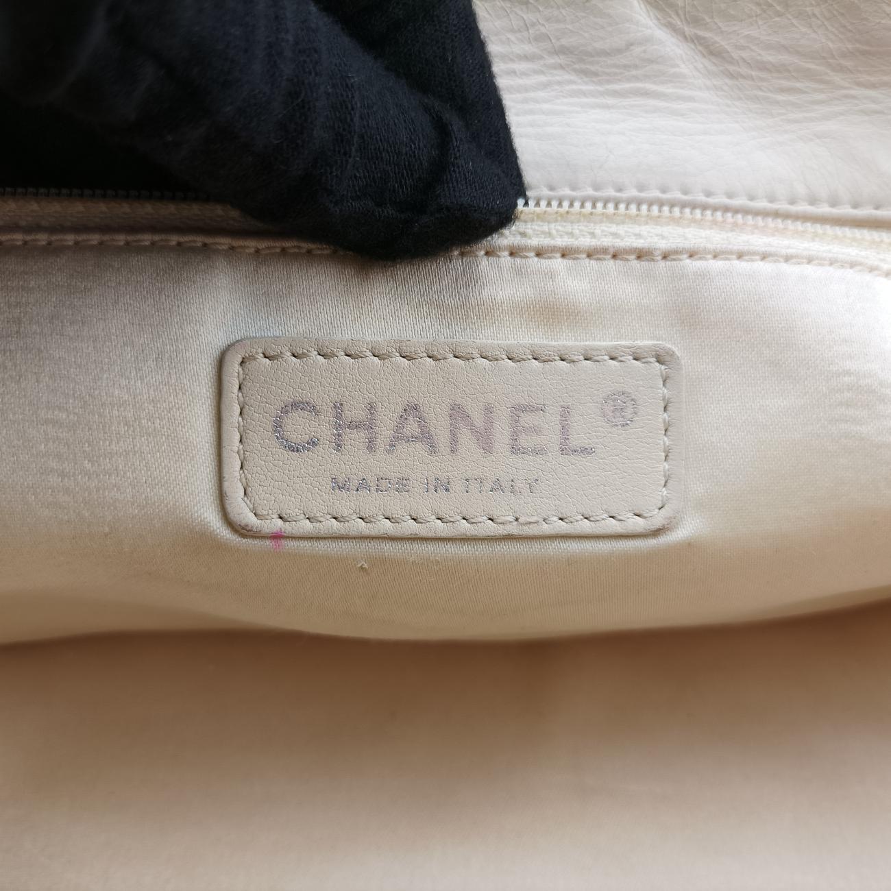 Pre-owned Chanel East West White lambskin A37693 shoulderbag | stylenewstar