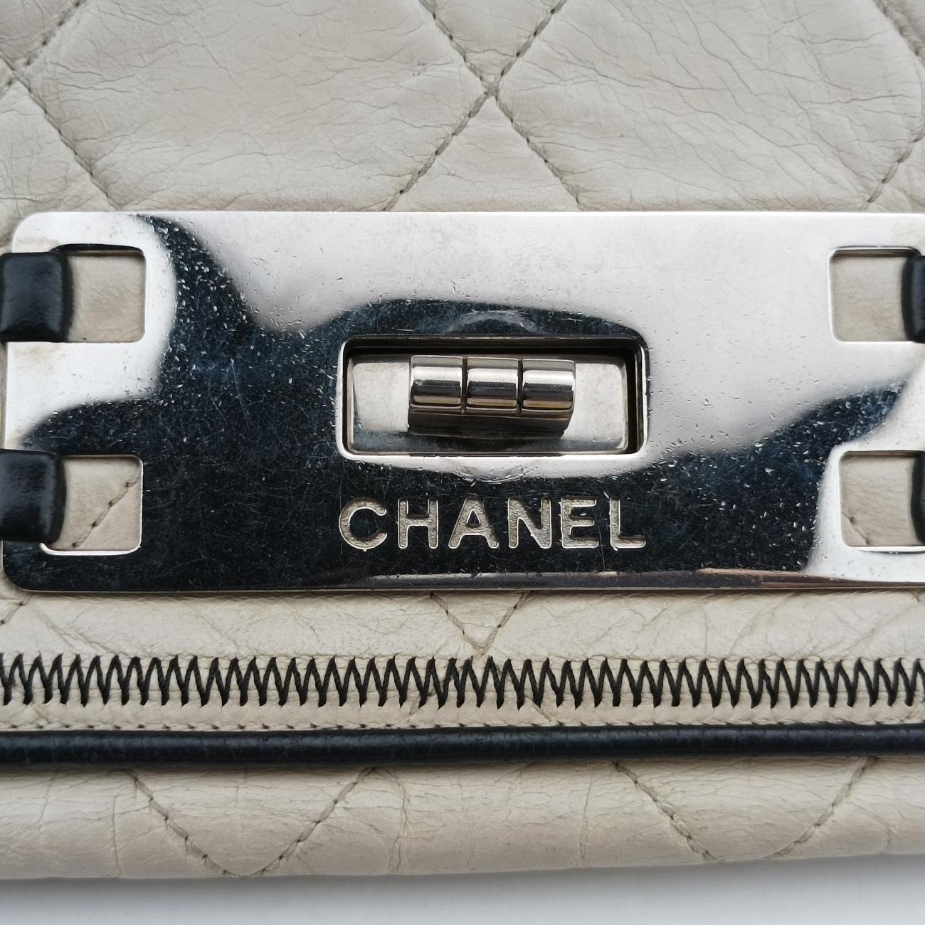 Pre-owned Chanel East West White lambskin A37693 shoulderbag | stylenewstar