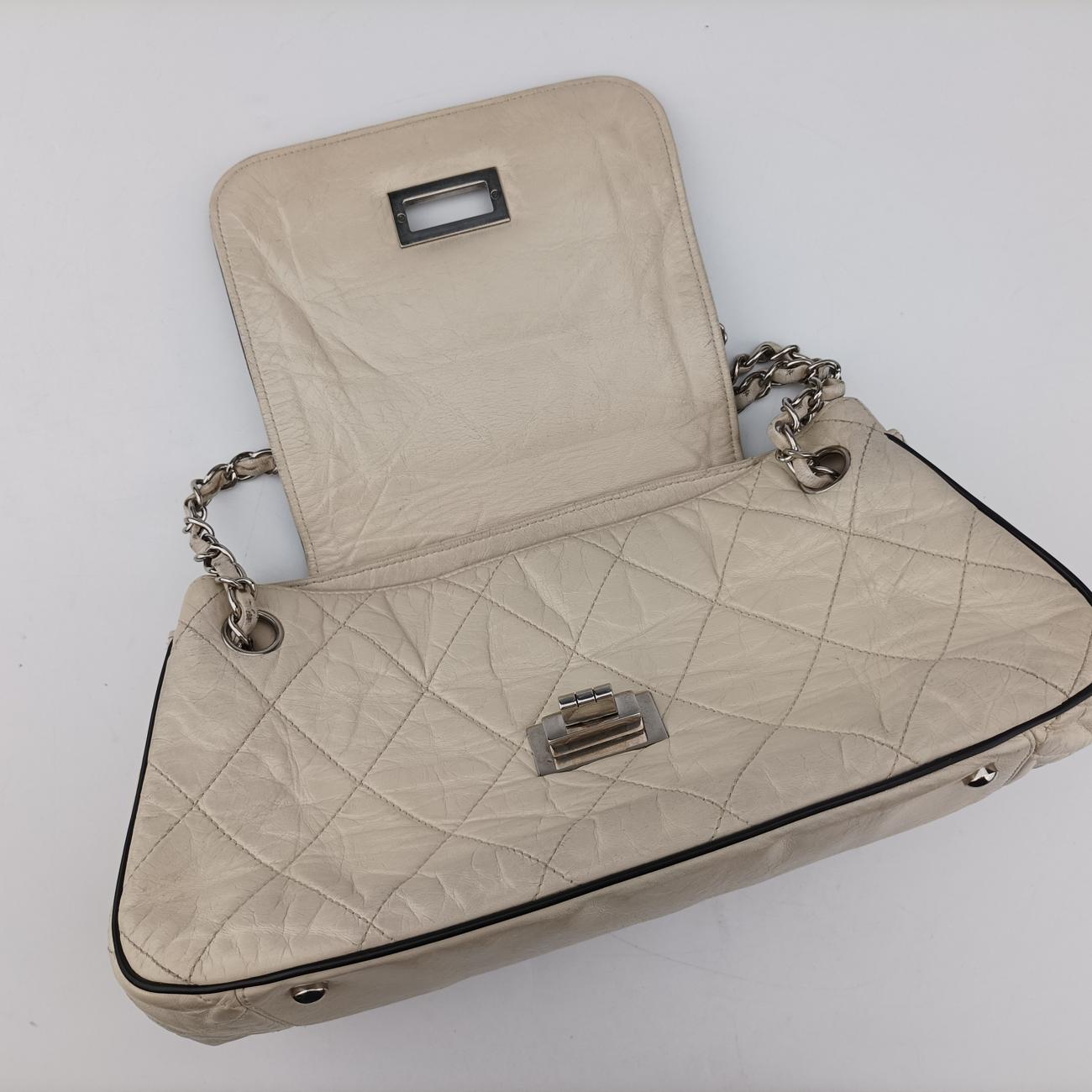 Pre-owned Chanel East West White lambskin A37693 shoulderbag | stylenewstar