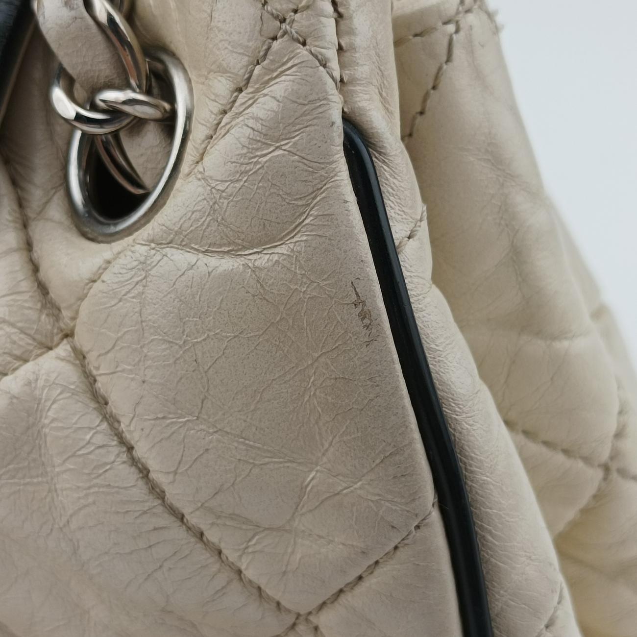 Pre-owned Chanel East West White lambskin A37693 shoulderbag | stylenewstar