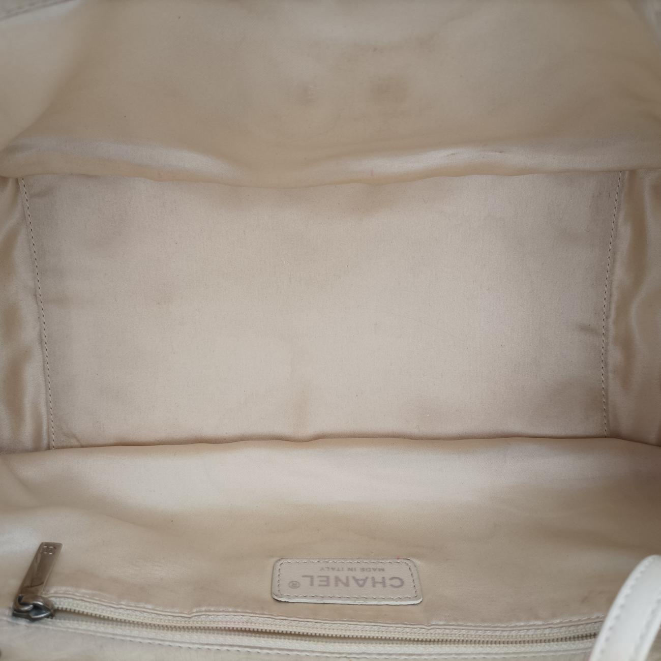 Pre-owned Chanel East West White lambskin A37693 shoulderbag | stylenewstar