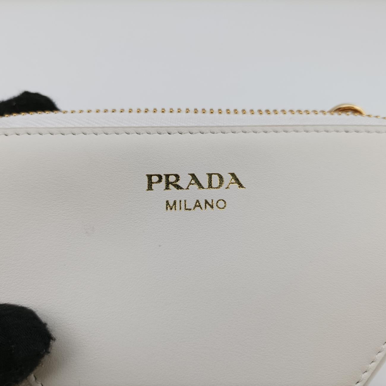 Pre-owned Prada Triangle Logo White Straw  shoulderbag | stylenewstar