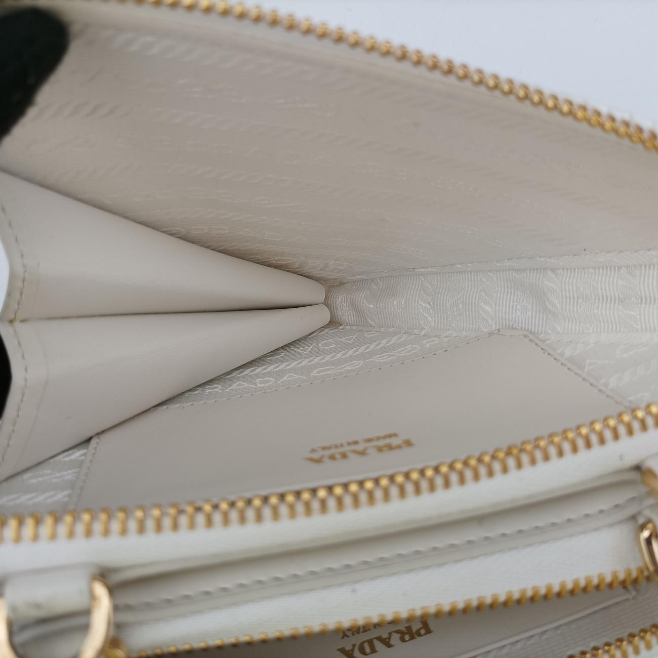 Pre-owned Prada Triangle Logo White Straw  shoulderbag | stylenewstar