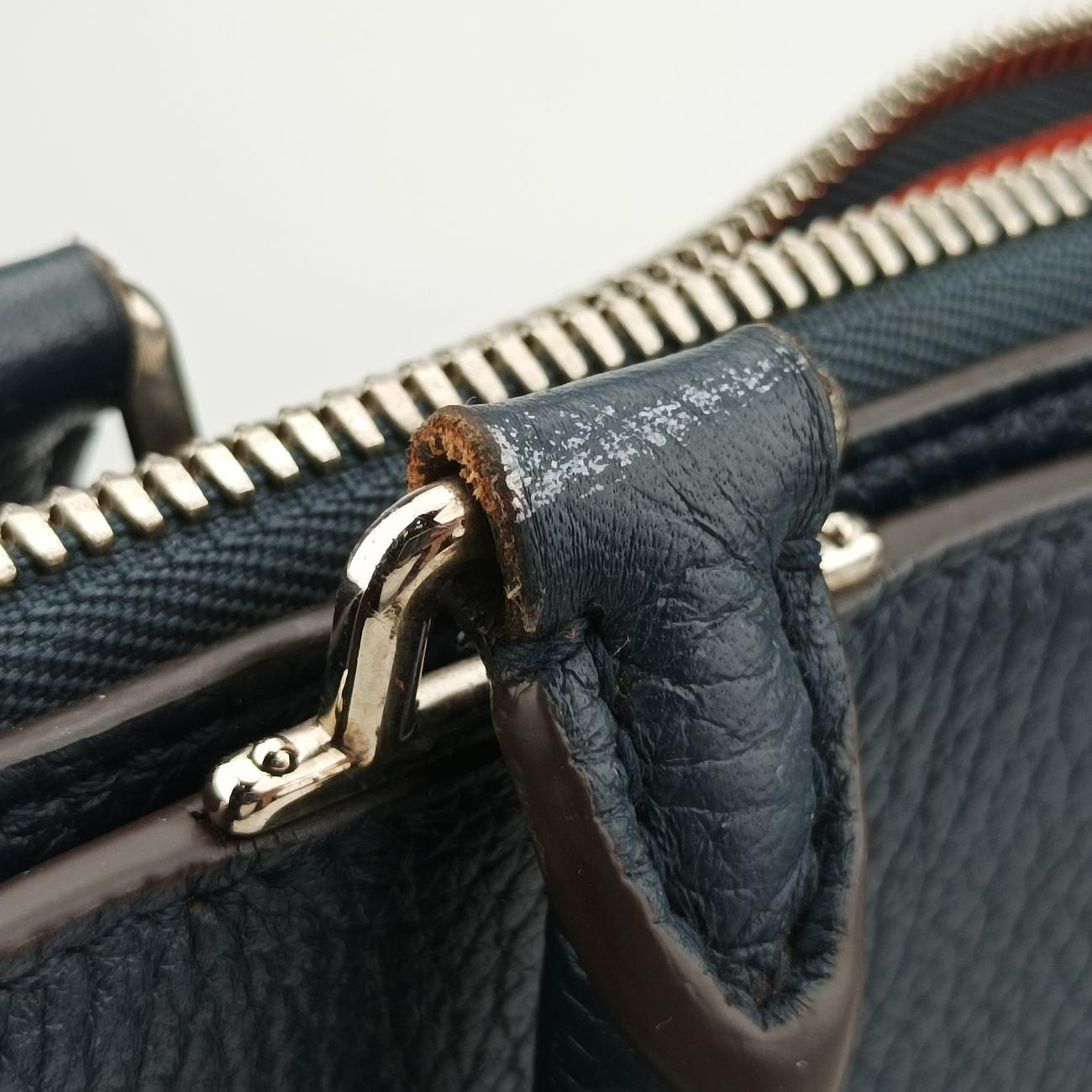 Armand Briefcase MM NAVY Taurillon leather UB2137