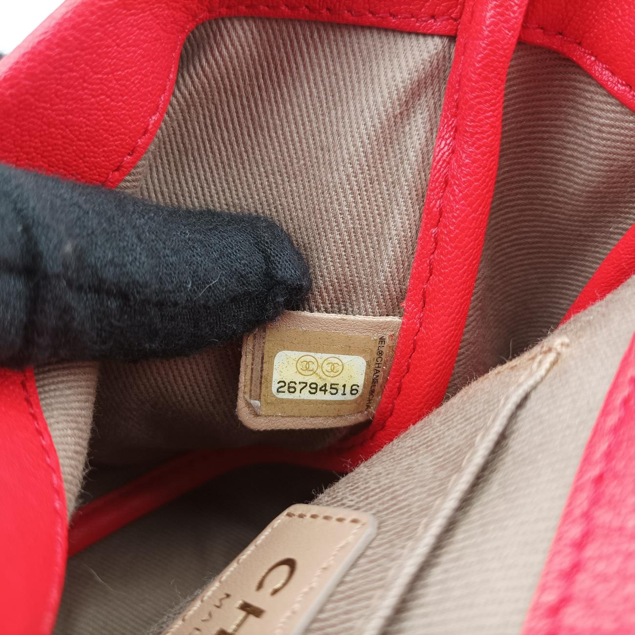 Vintage Chanel Casual trip messenger Red Leather AS0143 shoulderbag | stylenewstar