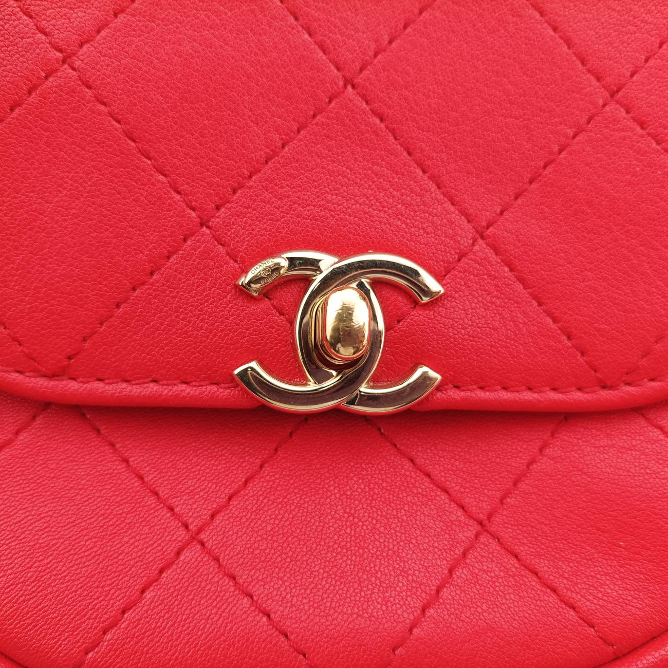 Vintage Chanel Casual trip messenger Red Leather AS0143 shoulderbag | stylenewstar