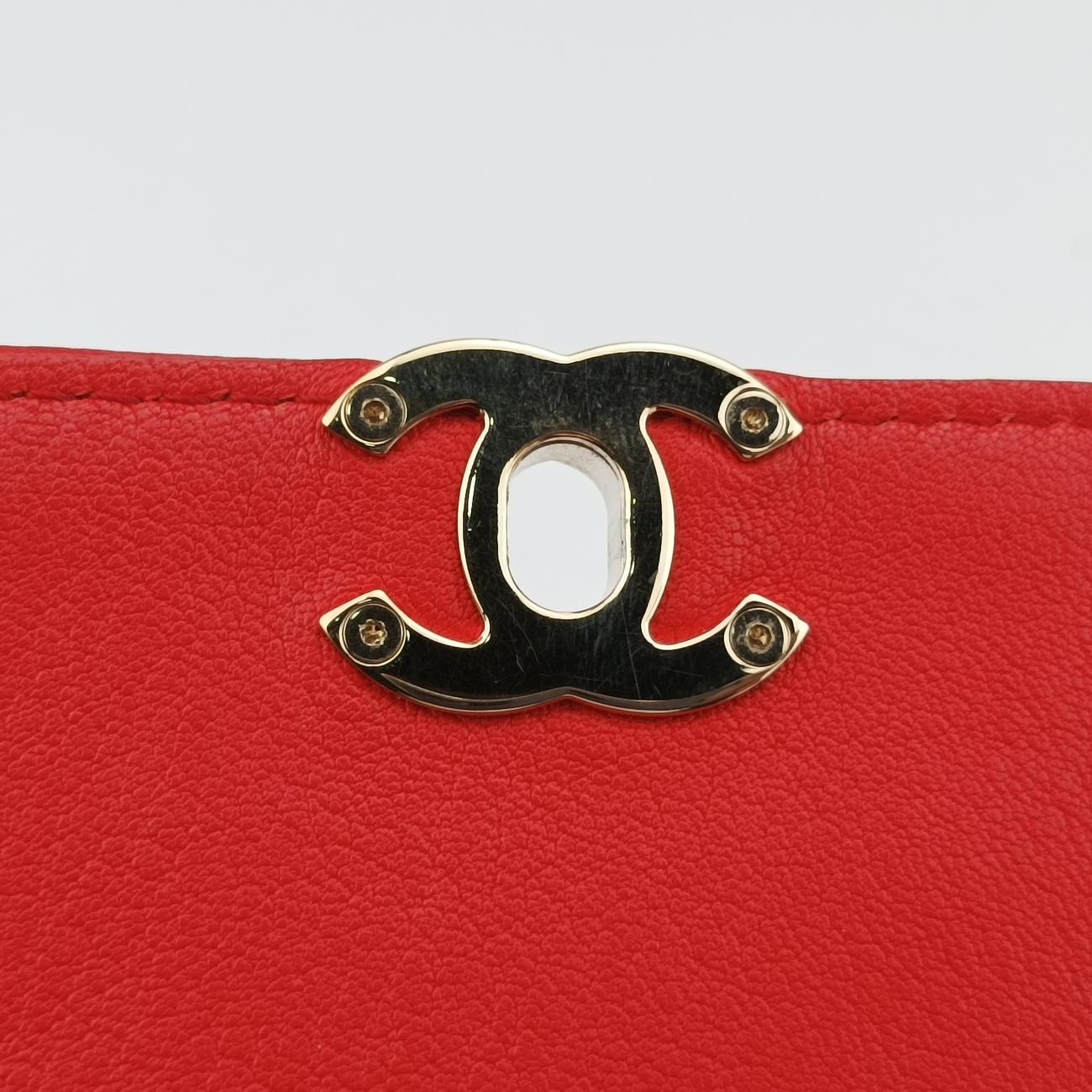 Vintage Chanel Casual trip messenger Red Leather AS0143 shoulderbag | stylenewstar