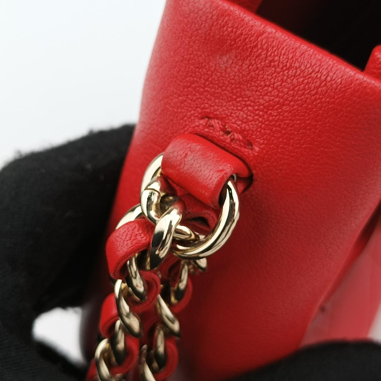 Vintage Chanel Casual trip messenger Red Leather AS0143 shoulderbag | stylenewstar