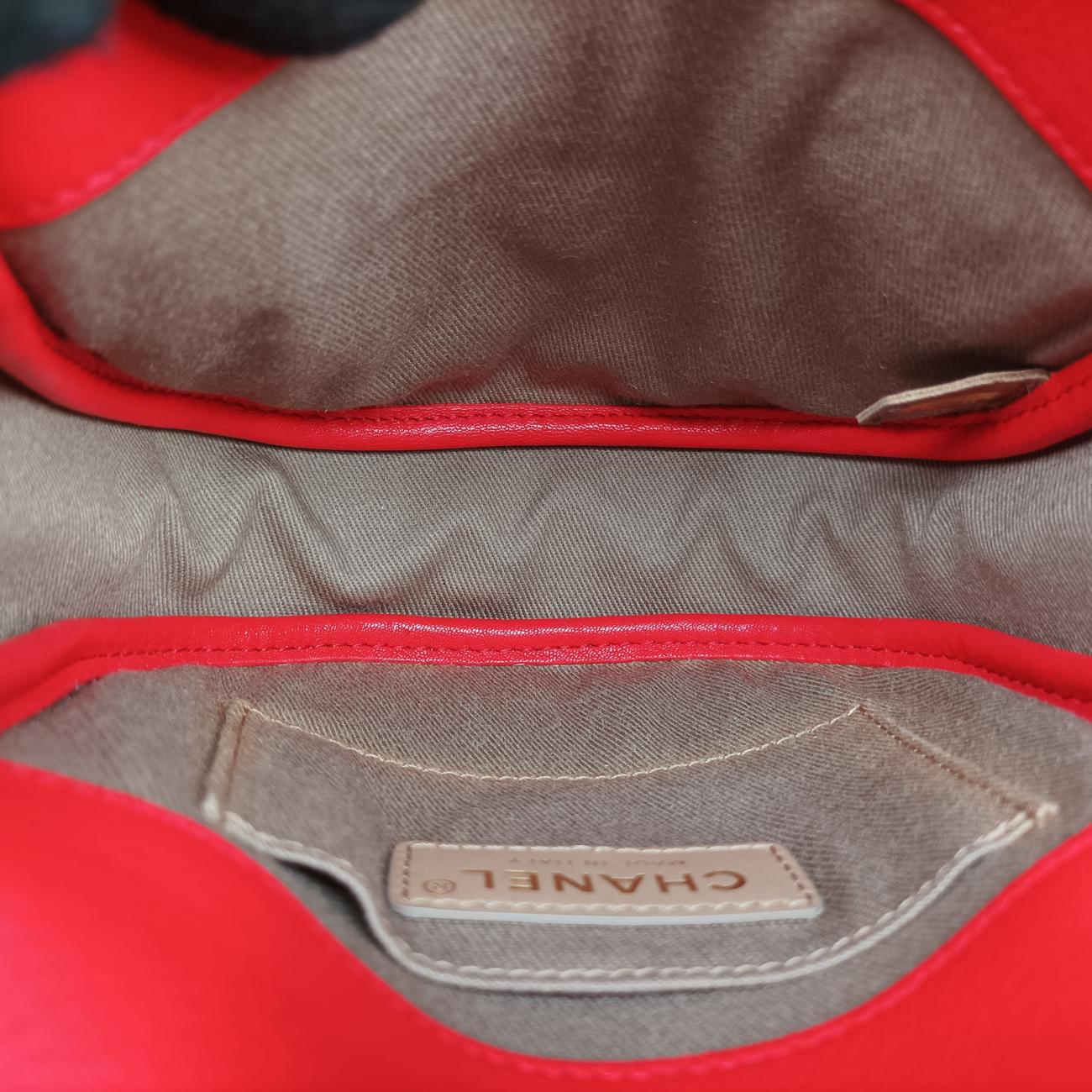 Vintage Chanel Casual trip messenger Red Leather AS0143 shoulderbag | stylenewstar