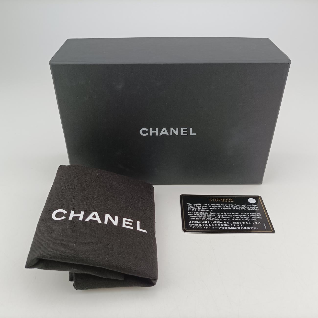 Pre-owned Chanel Coco Neige Convertible Zip Around Sunglasses Case Black×white Leather AP2368 shoulderbag | stylenewstar