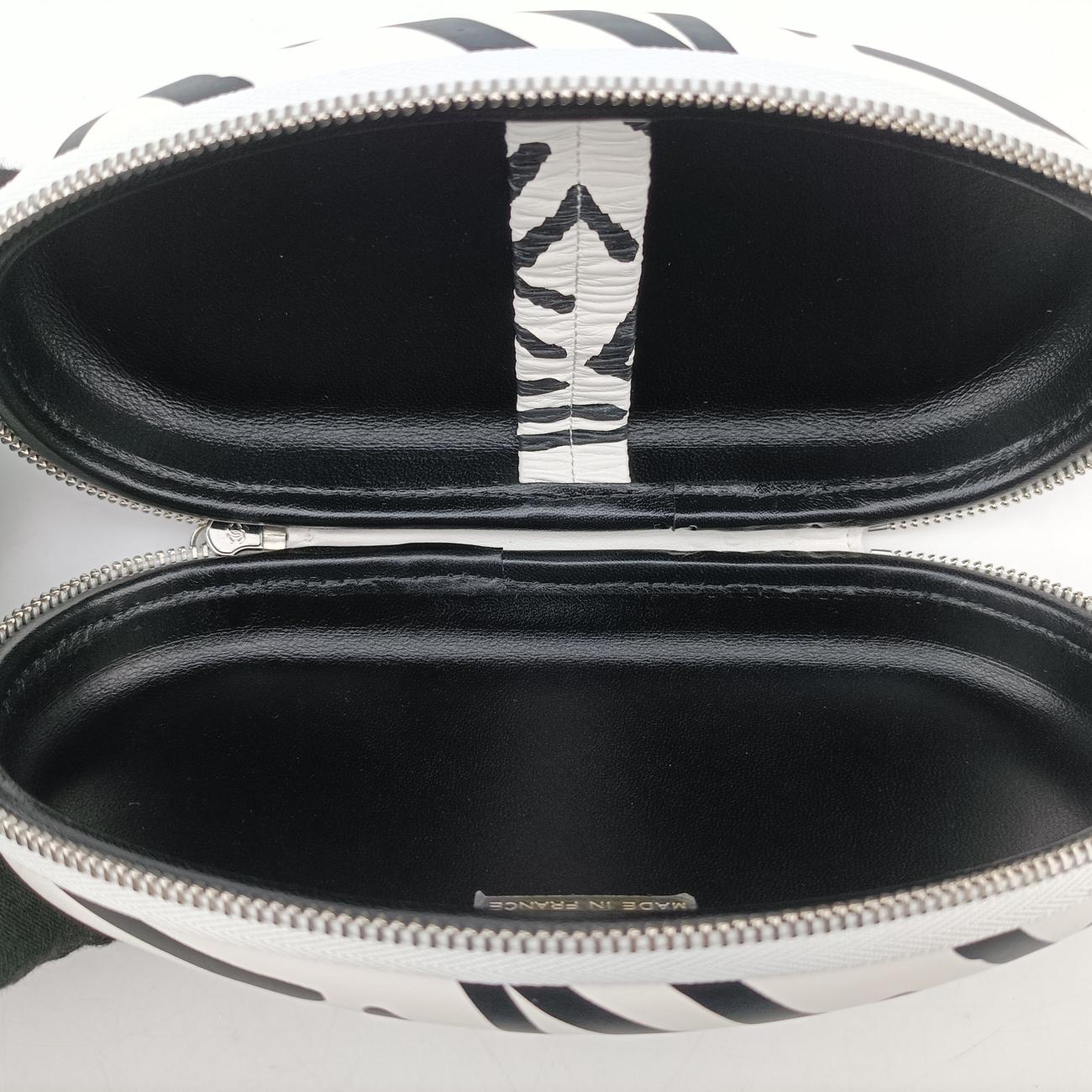 Pre-owned Chanel Coco Neige Convertible Zip Around Sunglasses Case Black×white Leather AP2368 shoulderbag | stylenewstar