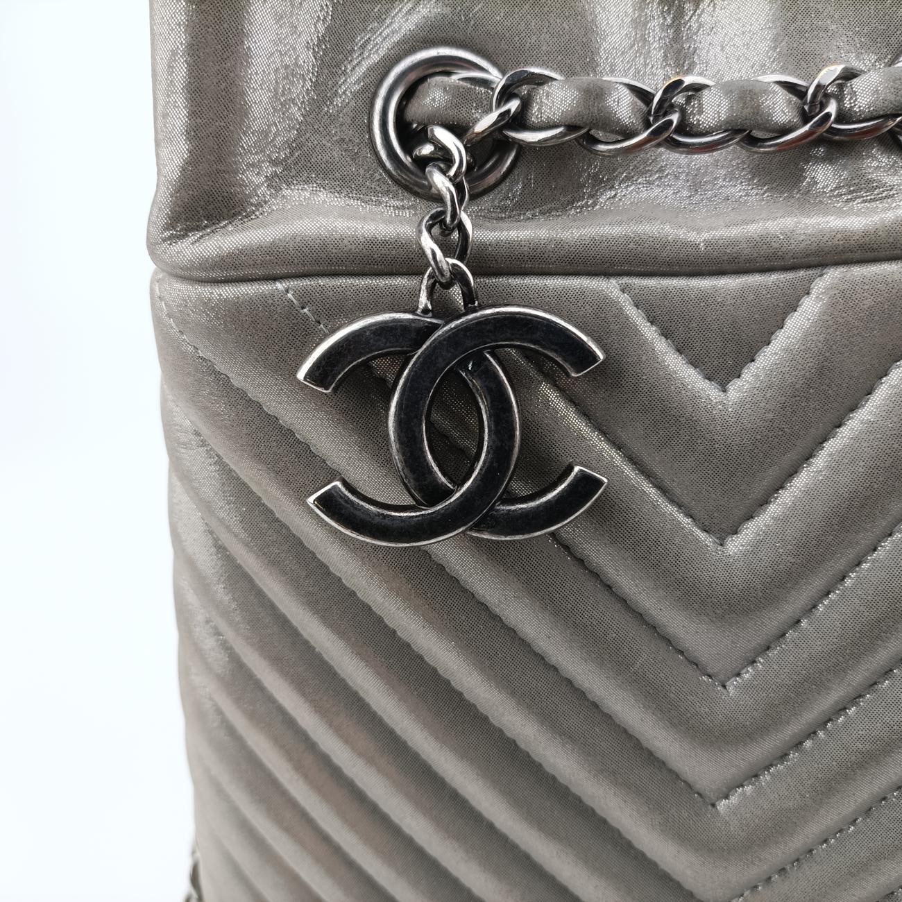Pre-owned Chanel Urban Spirit V stitch Silver Sparkle Leather A91136 shoulderbag | stylenewstar