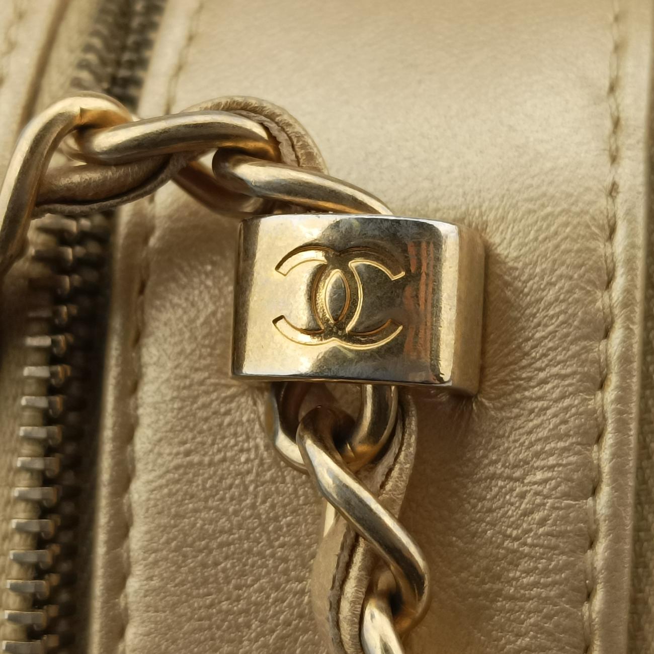 Pre-owned Chanel Coco Boy Camera Case Golden lambskin A92655 shoulderbag | stylenewstar